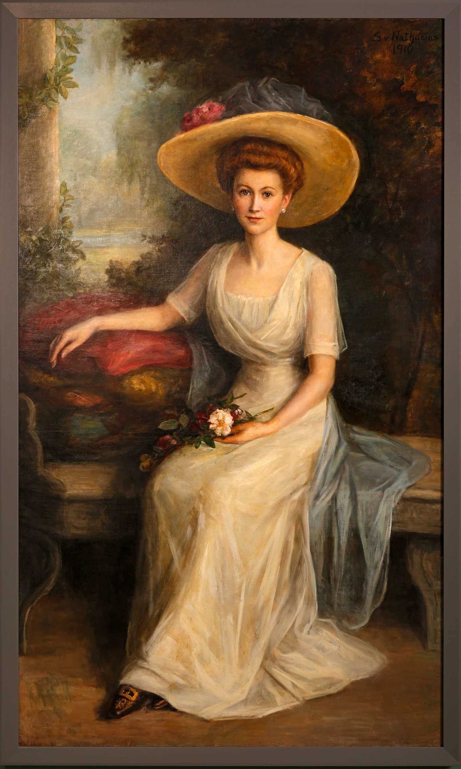 Charlotte Weihmann Portrait einer sitzenden schönen Frau im langen Kleid mit breitkrempigem Hut