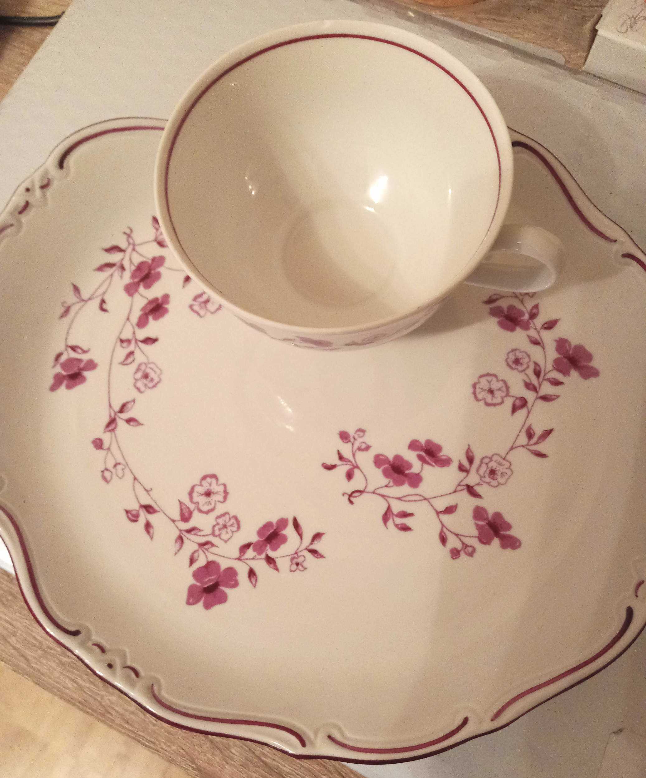 Fernsehgedeck großer Teller mit Blümchendekor, die Tasse steht außerhalb der Mitte