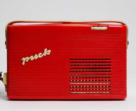 Kofferradio "Puck" rotes Kofferradio mit weißem Schriftzug "puck"