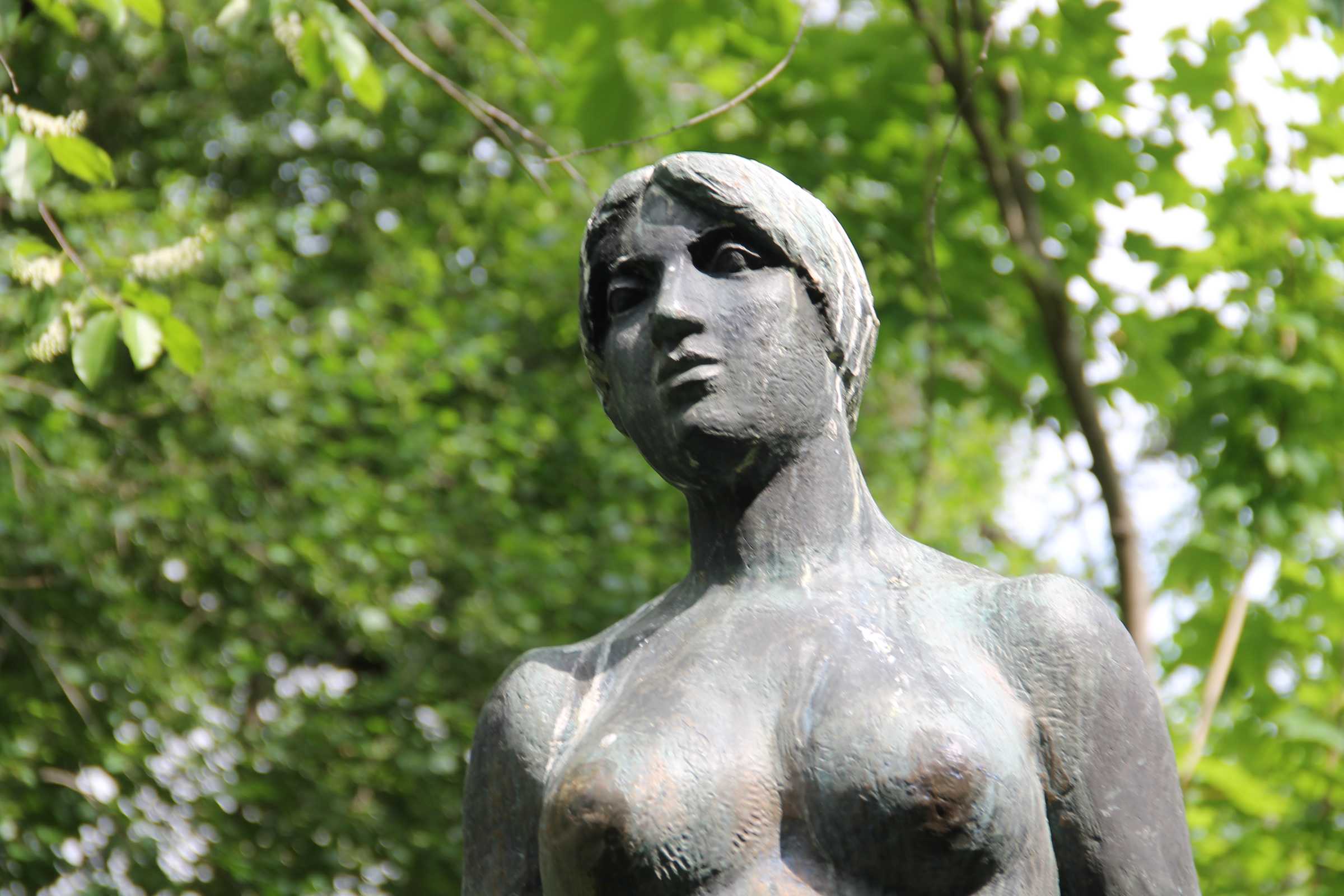 „Schöne Frau unter Wunderbaum“ unbearbeitet