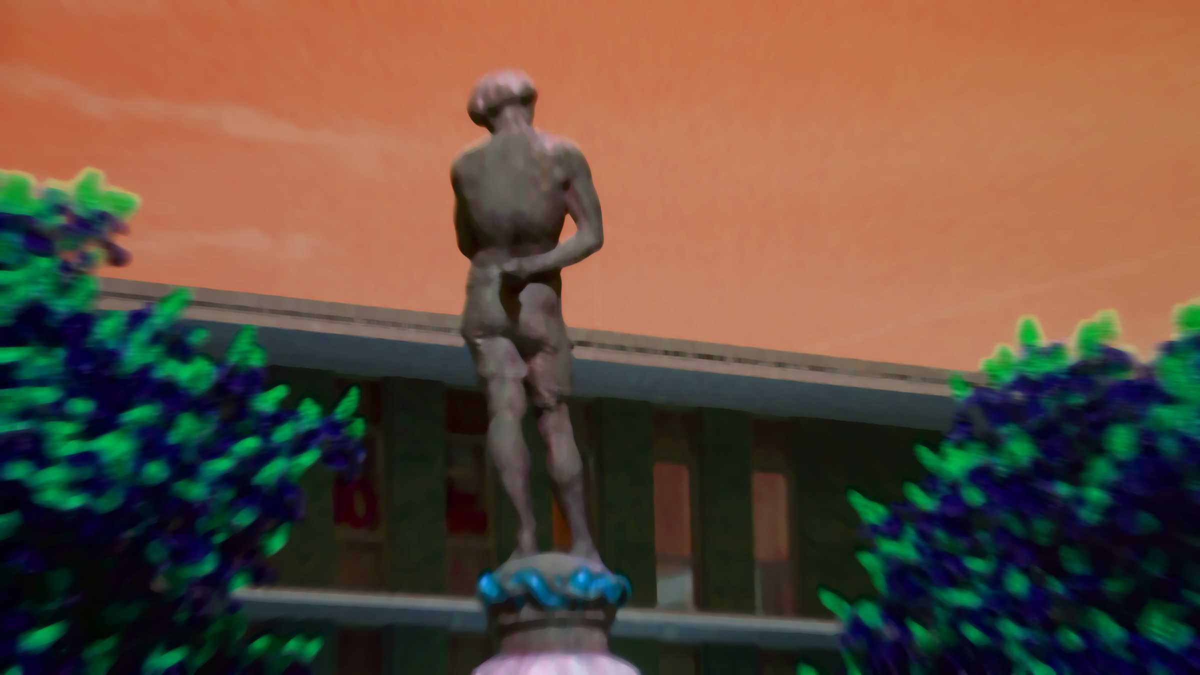 Der Sonnenuntergang Statue vor orangenen Hintergund