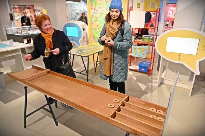 spielen zwei Frauen spielen ein Spiel
