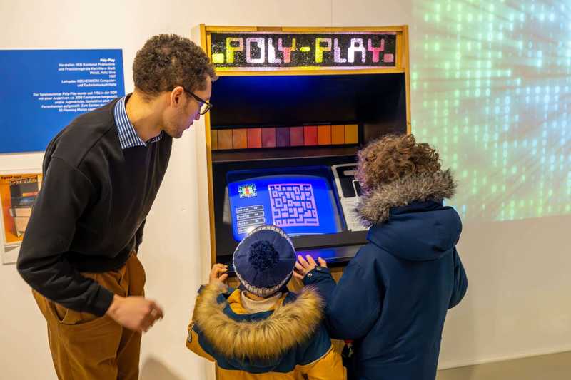 Poly-Play Poly-Play wird bespielt und erklärt