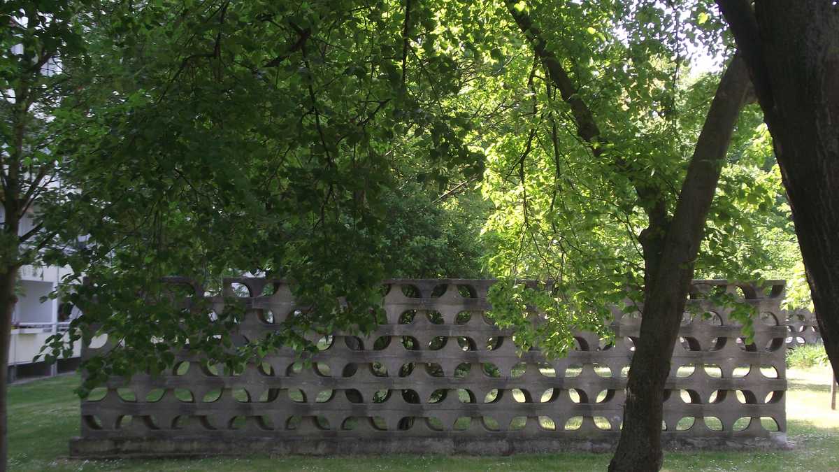 „Die Mauer vor dem längsten Gebäude Neustadts“ unbearbeitet