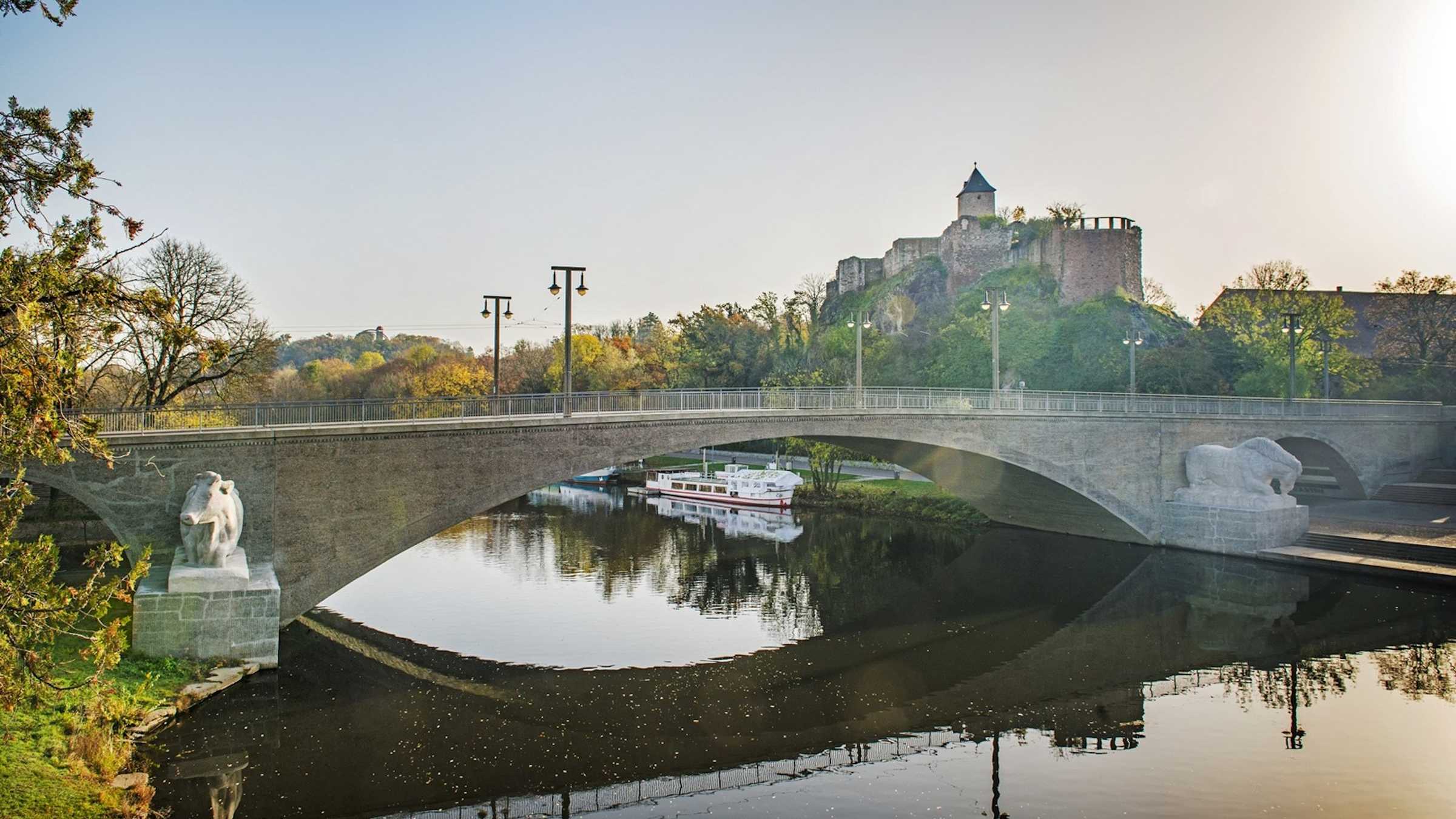 Oberburg Giebichenstein Blick auf die Saale und die Oberburg Giebichenstein und Brücke