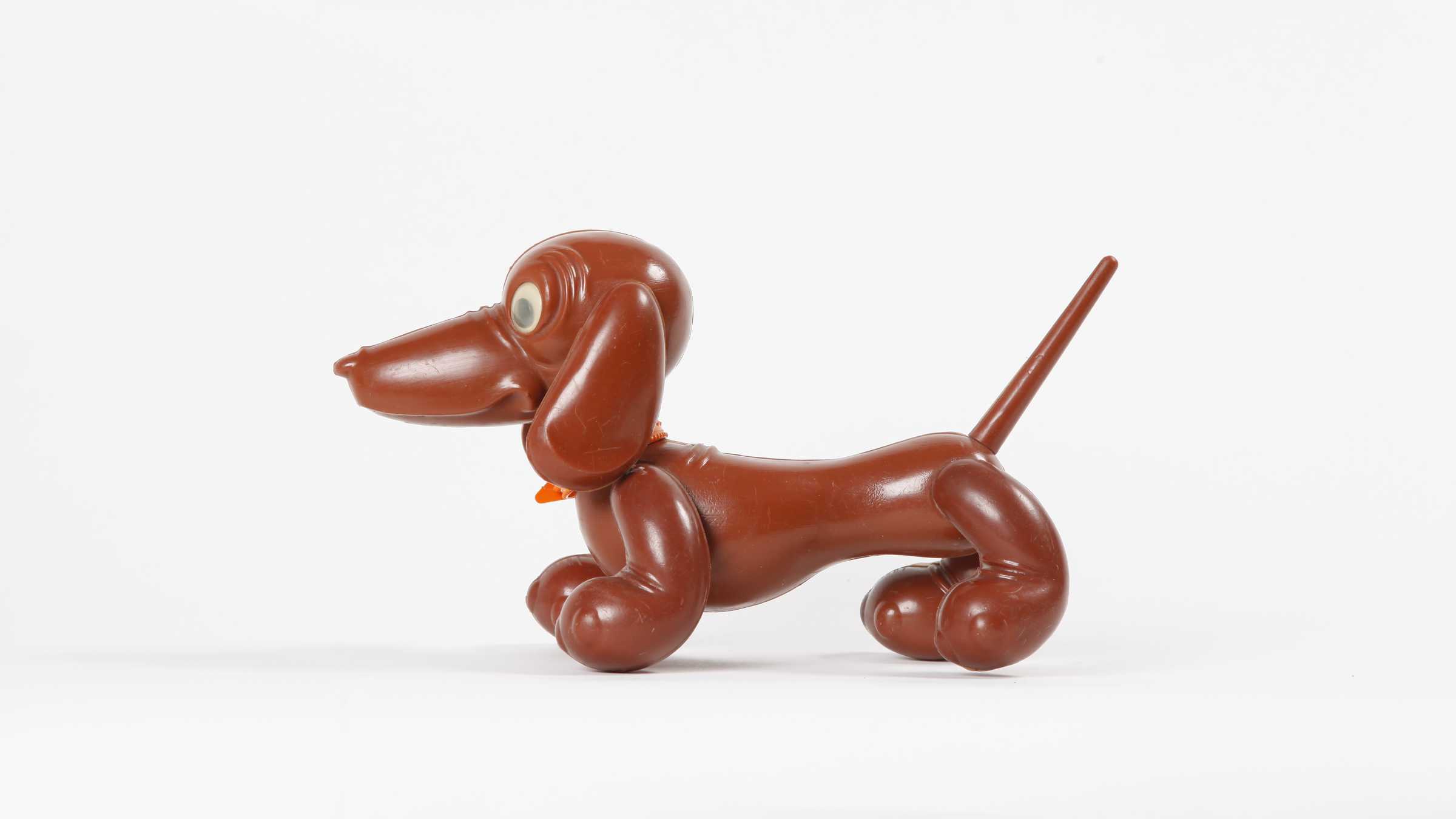 Sammlung "DDR-Kultur" brauner Dackel als Kinderspielzeug aus Kunststoff