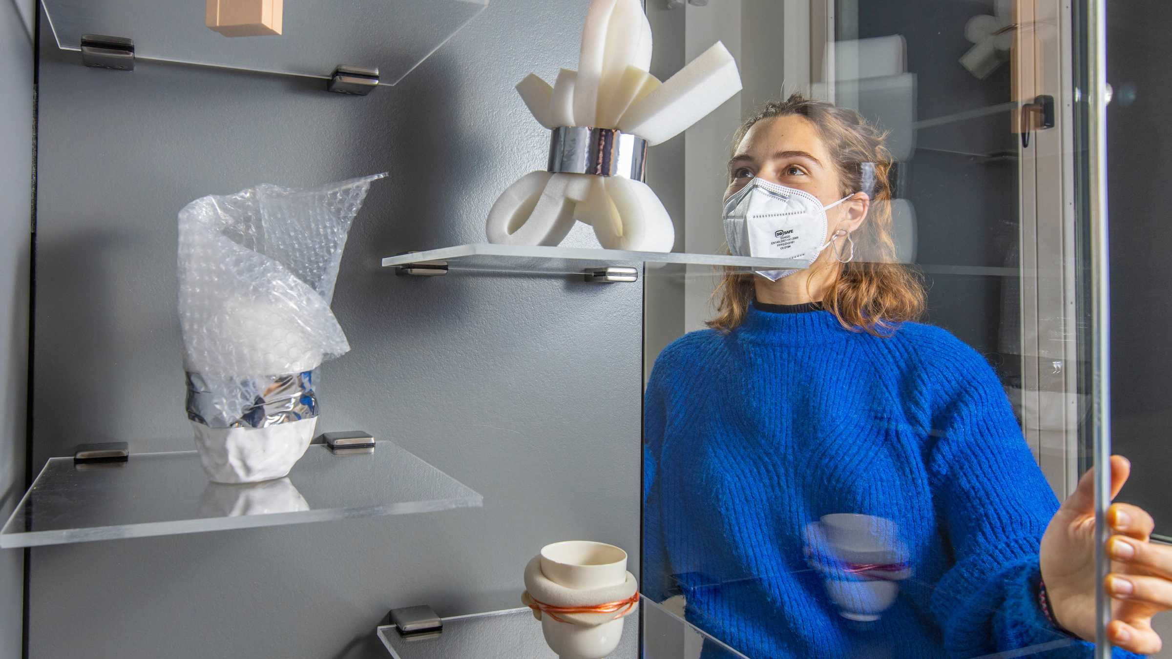 GiebichenStein-Designpreis Preisträgerin Marie Gerhardt an der Vitrine mit ihren Objekten