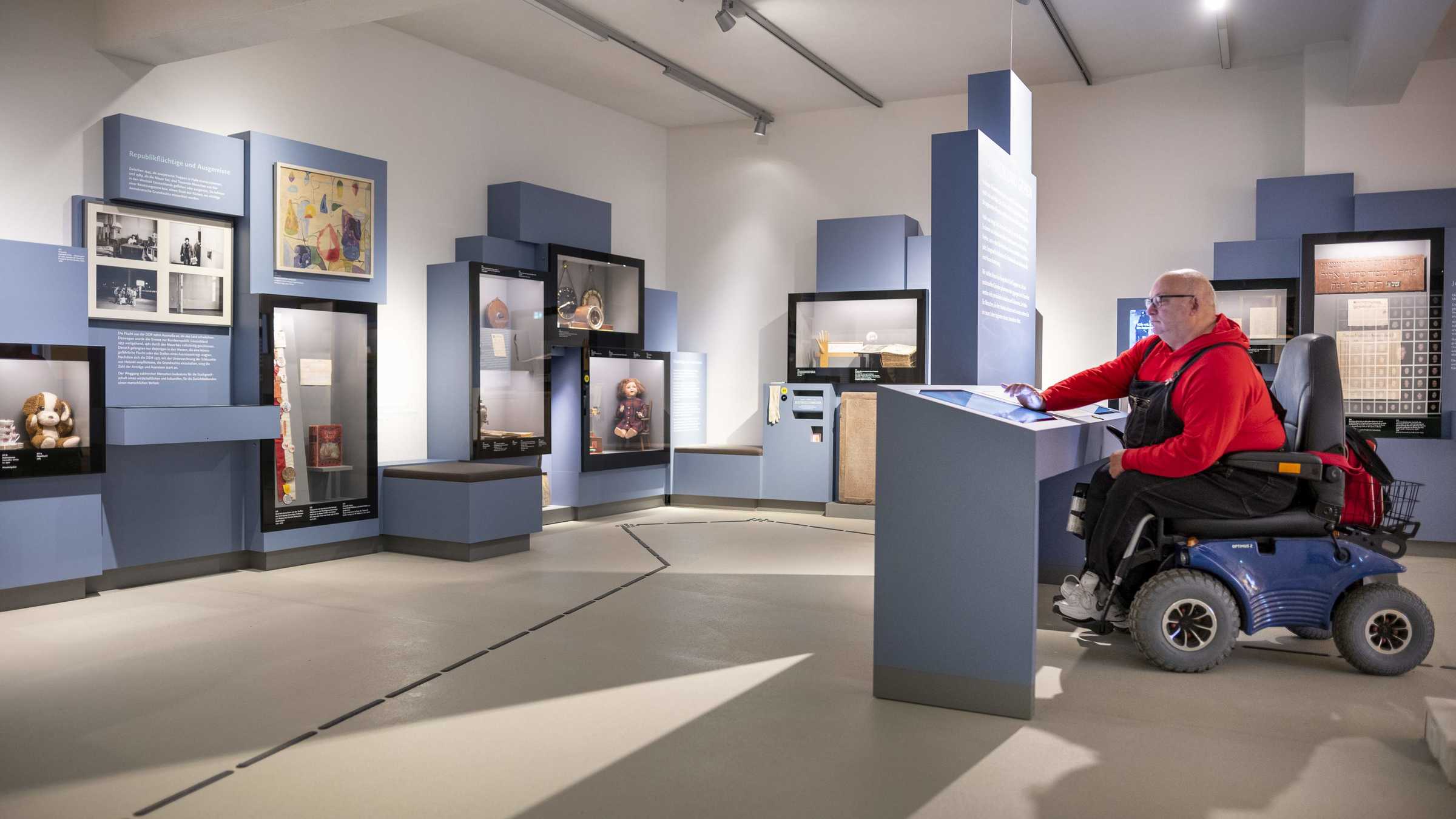 Mann nutzt Barrierefreiheit im Stadtmuseum