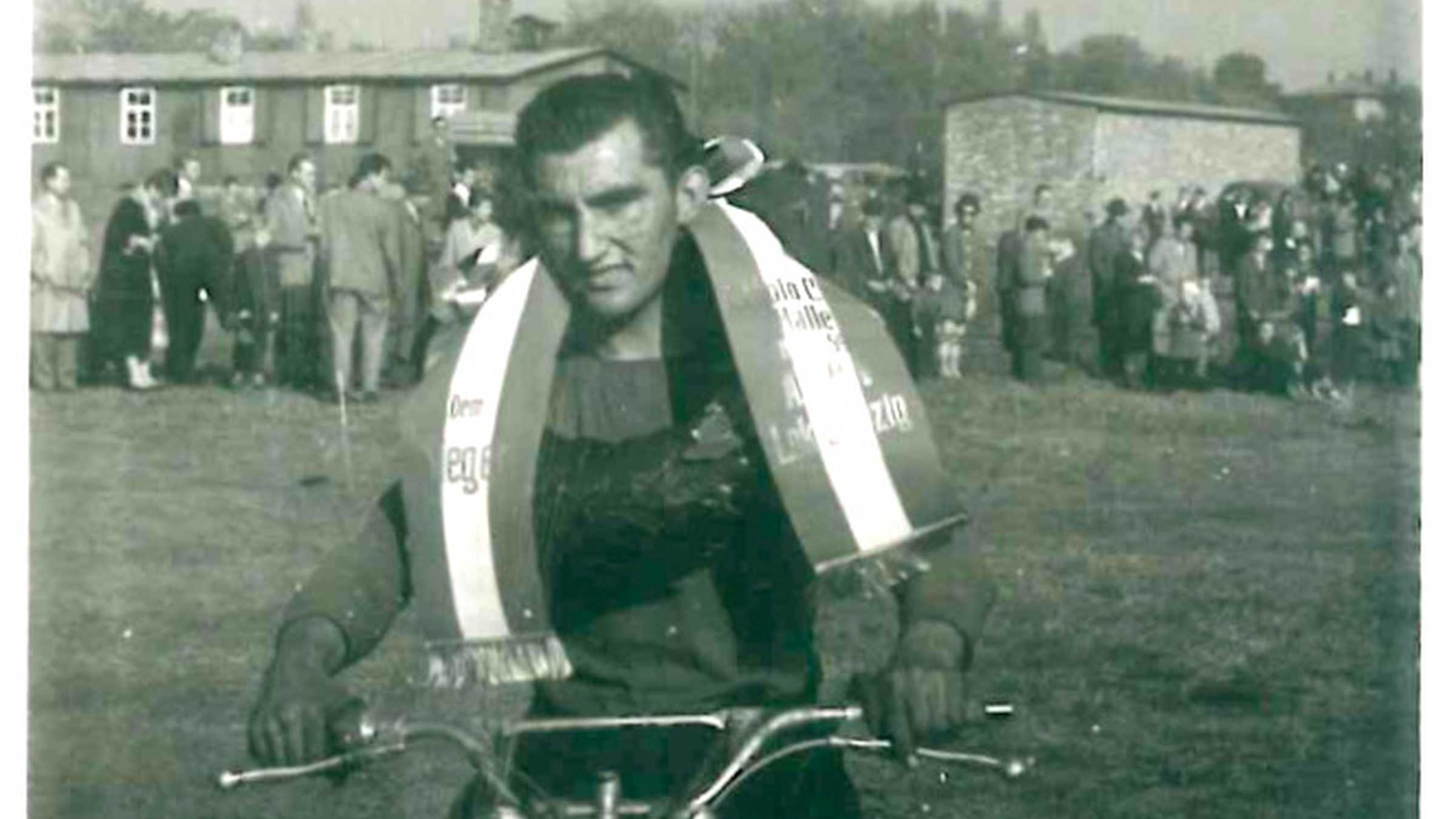 Der strahlende Sieger Martin Böhme mit Siegerkranz auf seinem Motorrad