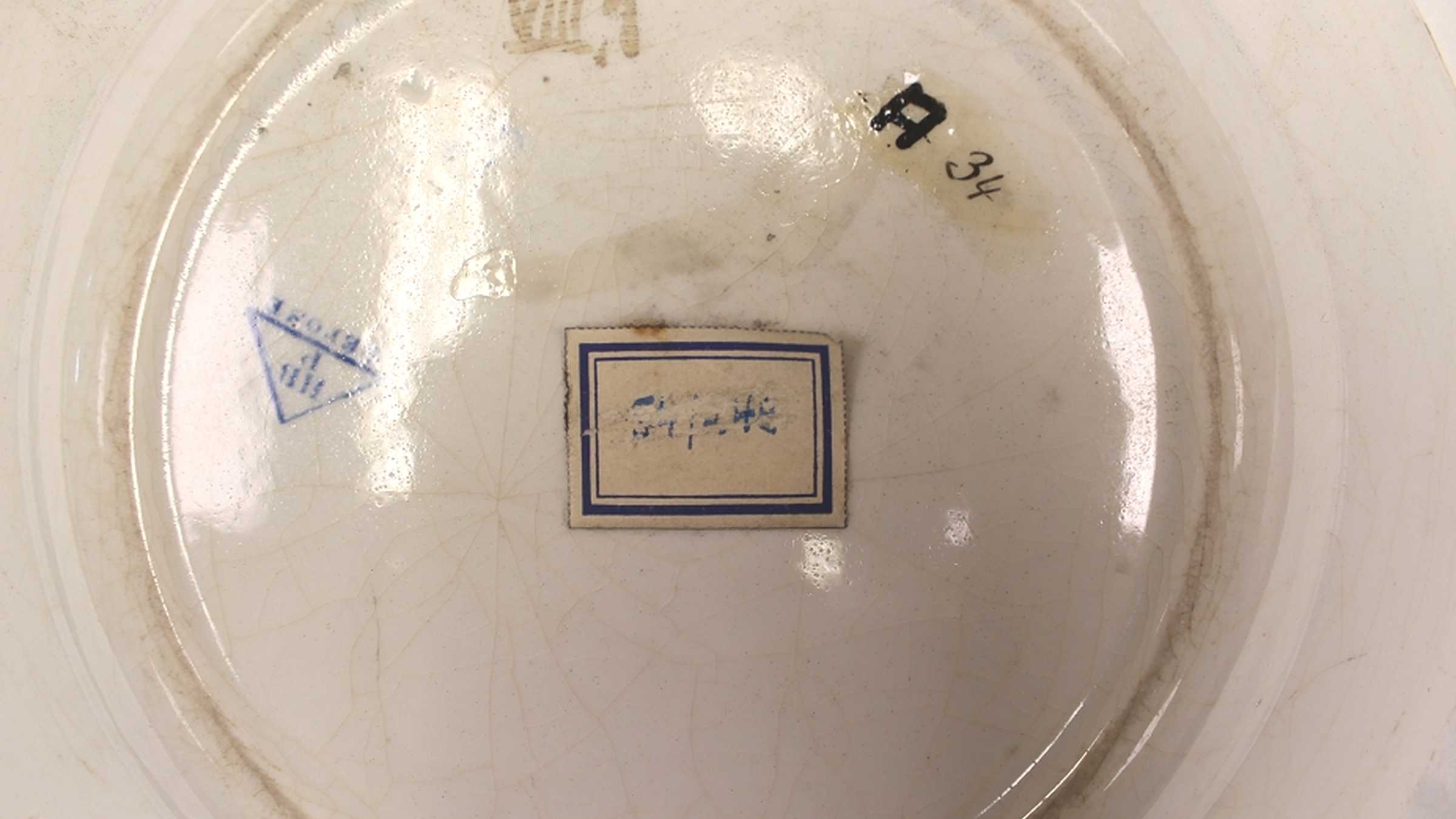 Klebeschild Tellerunterseite Unterseite eines Tellers mit Firmenmarke und handschriftlichen Signaturen