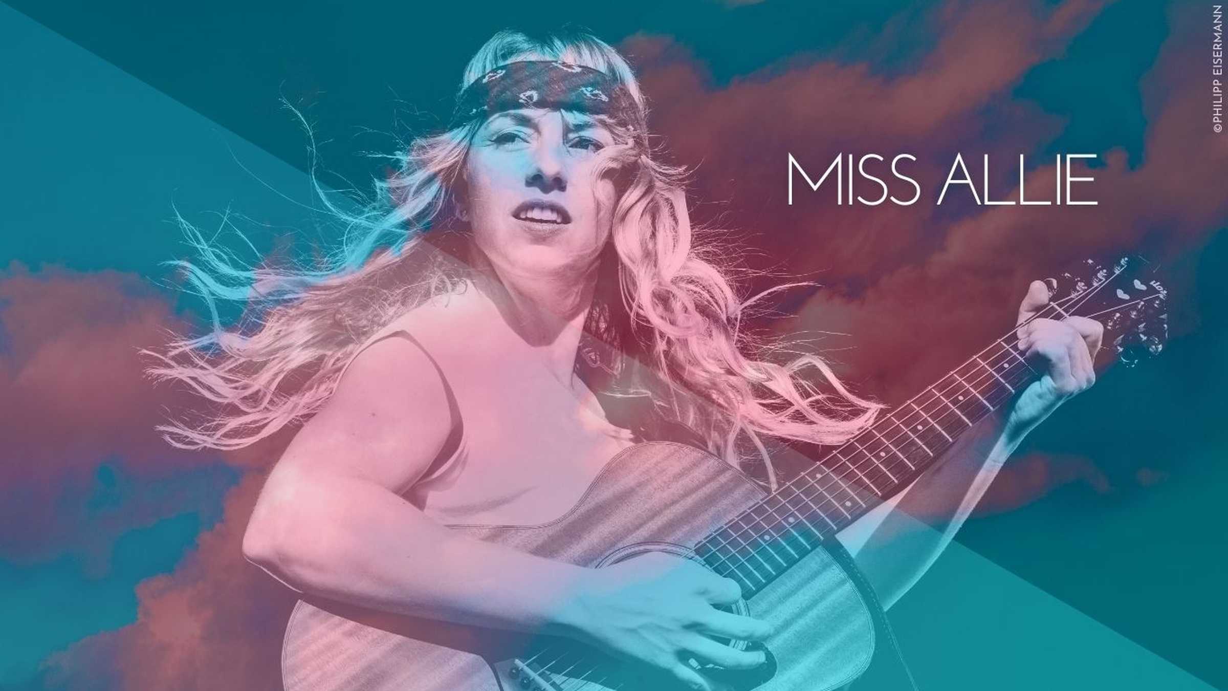 Miss Allie Miss Allie mit Gitarre und Stirnband auf der Bühne