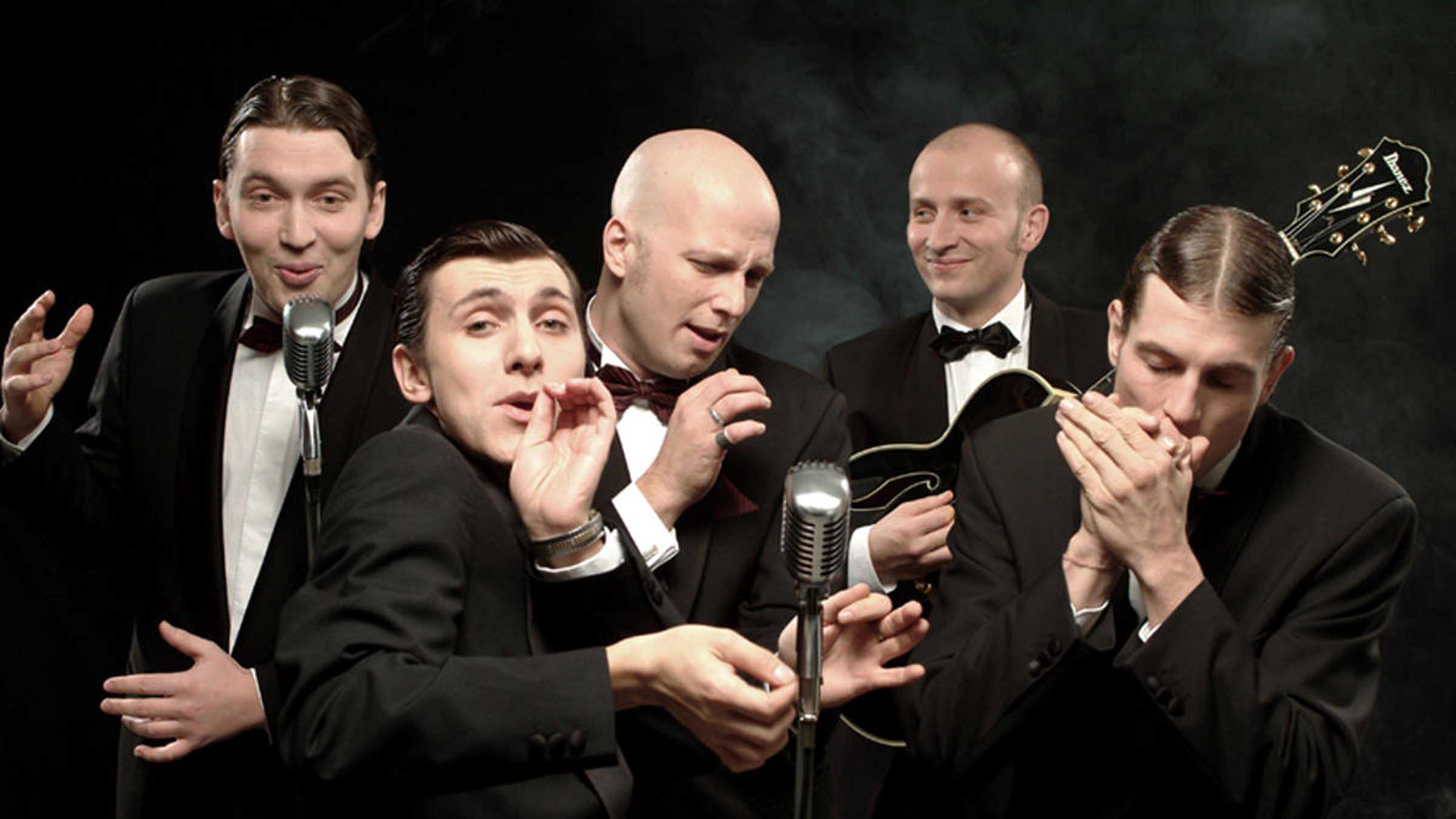Java Five - The Art of Vocal Swing Die Mitglieder von Java Five vor einem Retro-Mikrofon mit Anzug und Fliege