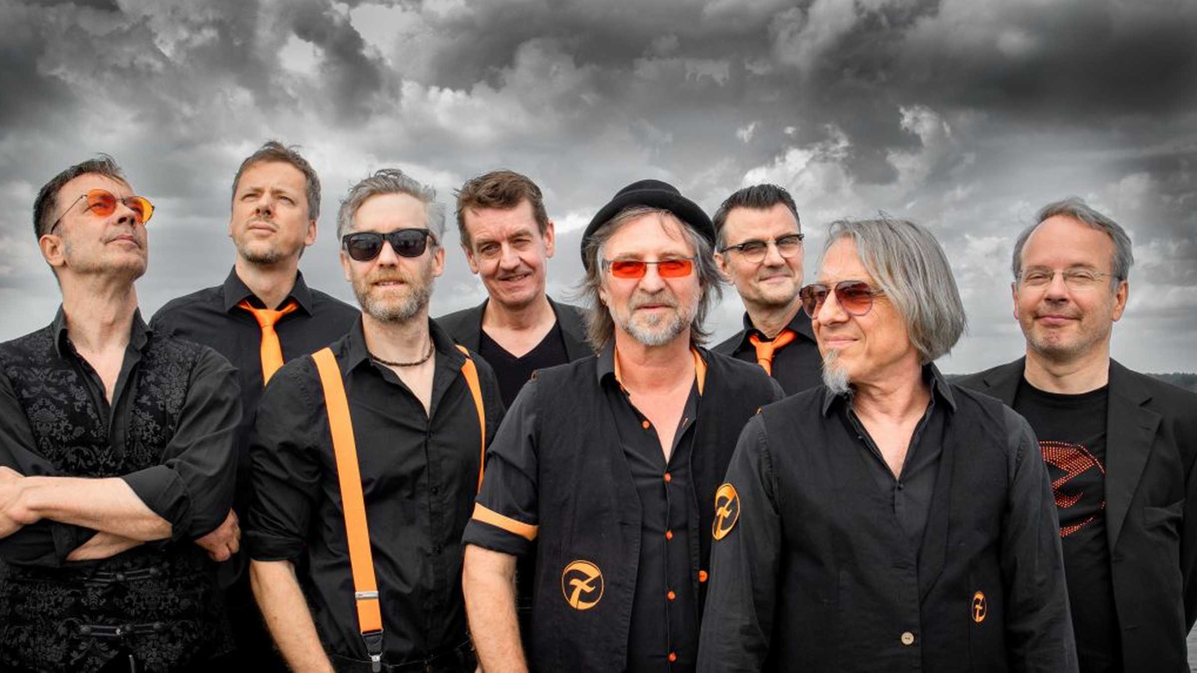 Die Zöllner im Duo Infernale Die Mitglieder der Band in passenden schwarzen Hemden gekleidet
