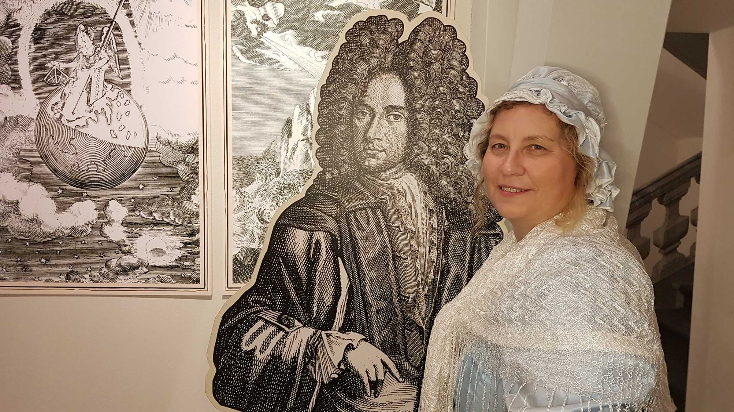 Führung Freifrau von Wolff Frau Wolff im historischen Kleid neben der lebensgroßen Figur Christian Wolffs