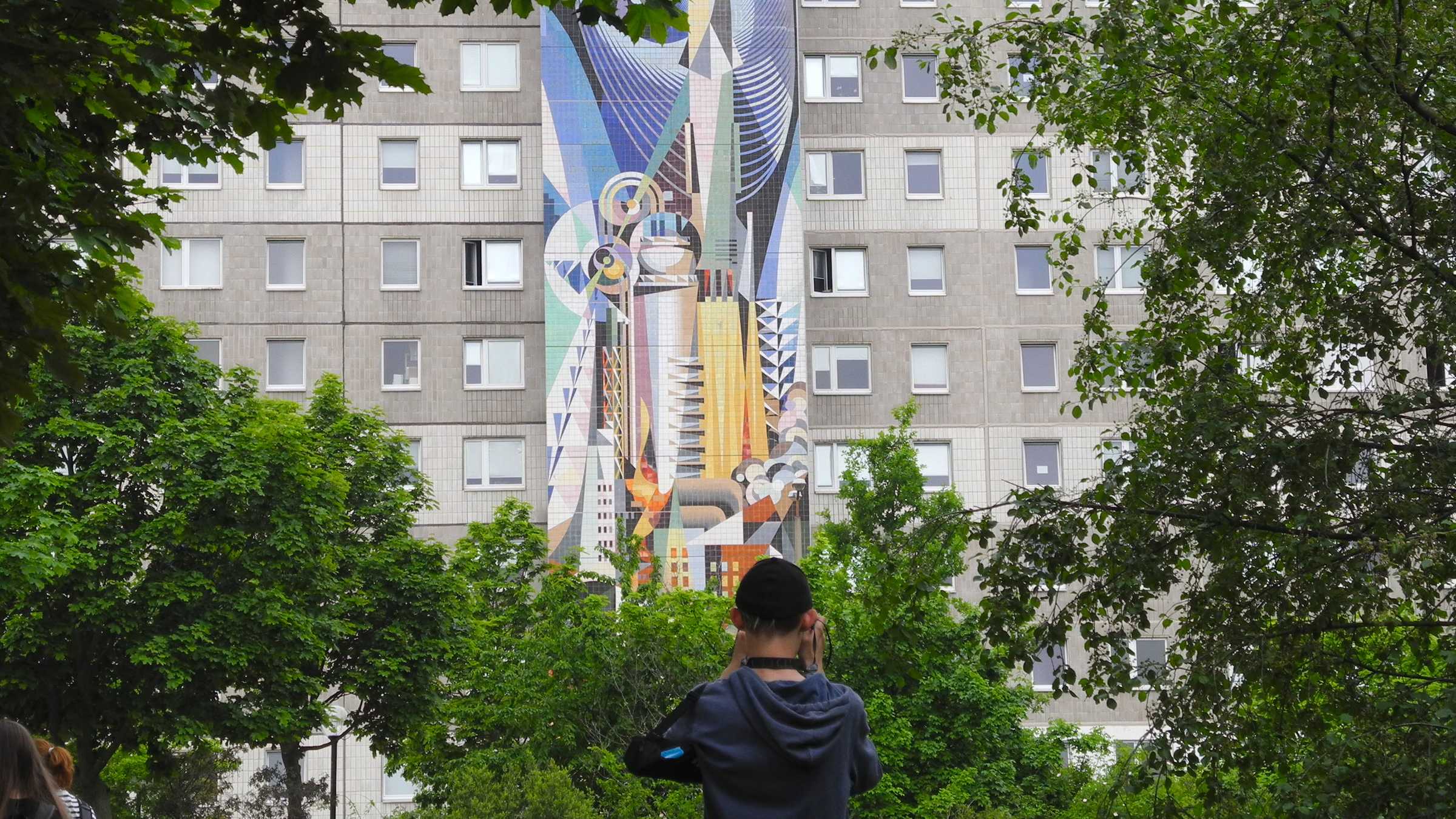 Jonathan fotografiert ein Mosaik.