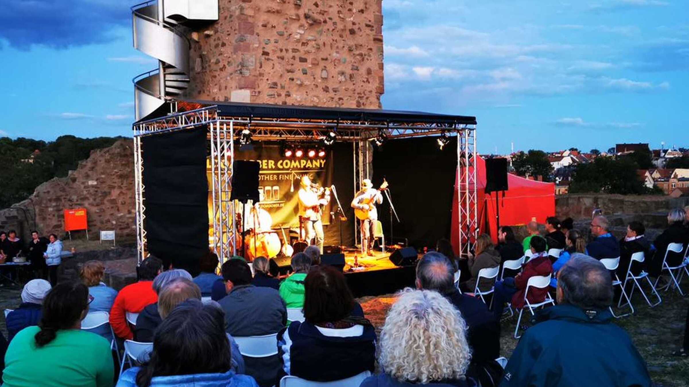 Band auf Bühne am Tortum der Burg Giebichenstein