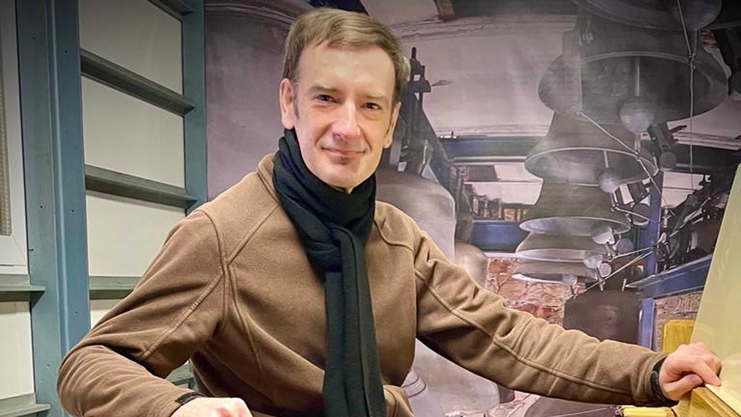 Maik Gruchenberg Der Glockenspieler Maik Gruchenberg vor dem Carillon im Roten Turm