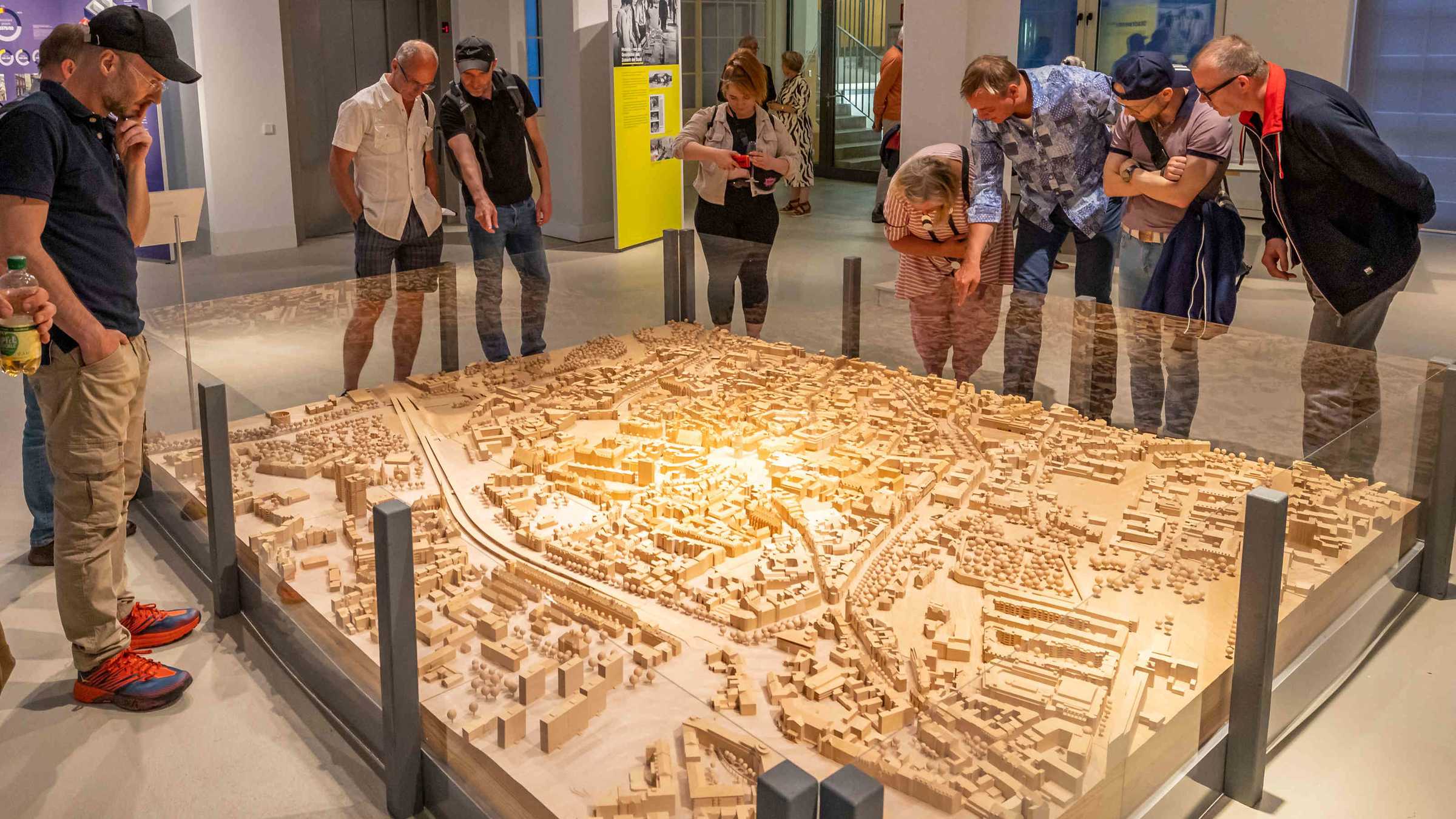 Mehrere Personen stehen um ein großes Stadtmodell