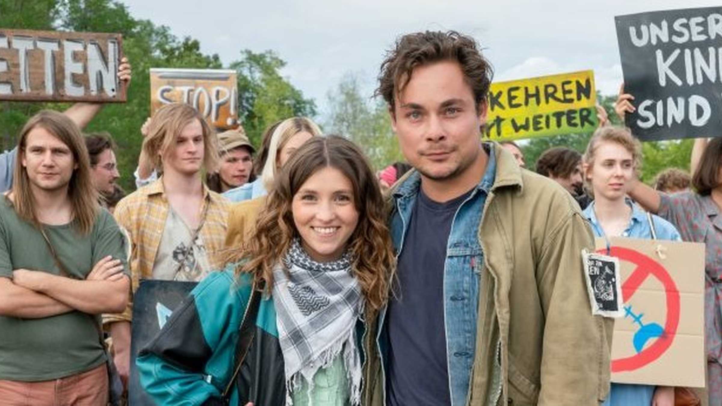 Bild einiger Darsteller*innen - Quelle: ufa.de Bild einiger Darsteller*innen des Films mit verschiedenen Transparenten in den Händen.