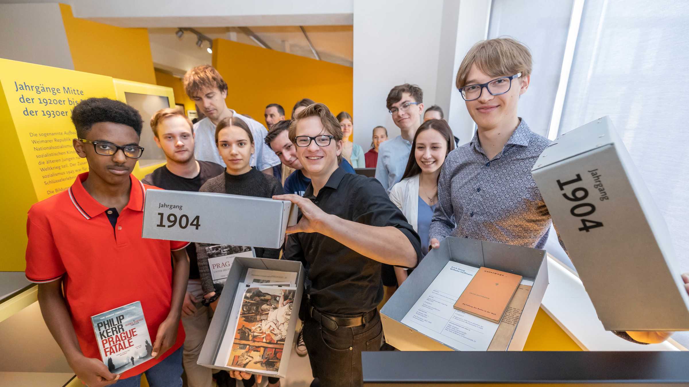 Die Schüler des Lionel-Feininger-Gymnasiums bereiteten sich im Stadtmuseum Halle auf ihre Reise nach Prag vor. Bild: Ziegler Die Schüler zusammen mit den Archivboxen zu Heydrich und Herrmann im Stadtmuseum Halle