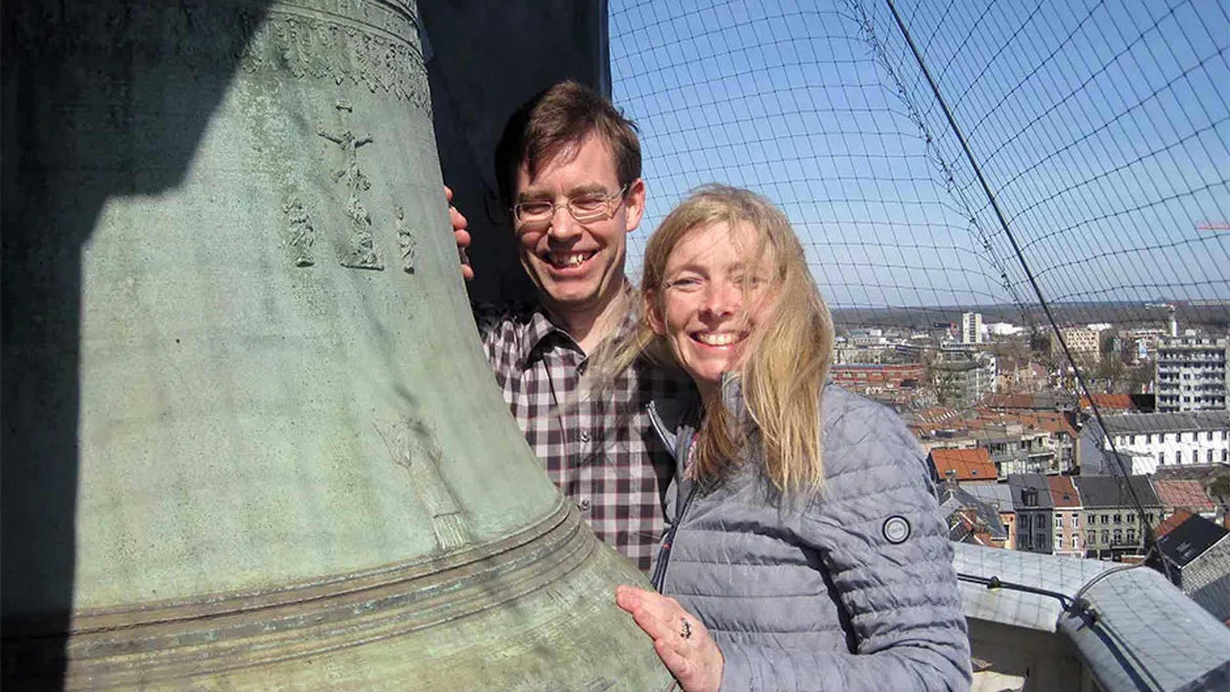 Georg Wagner und Ariane Toffel CC: Christian Michel Georg Wagner und Ariane Toffel stehen an einer großen Glocke auf einem Glockenturm