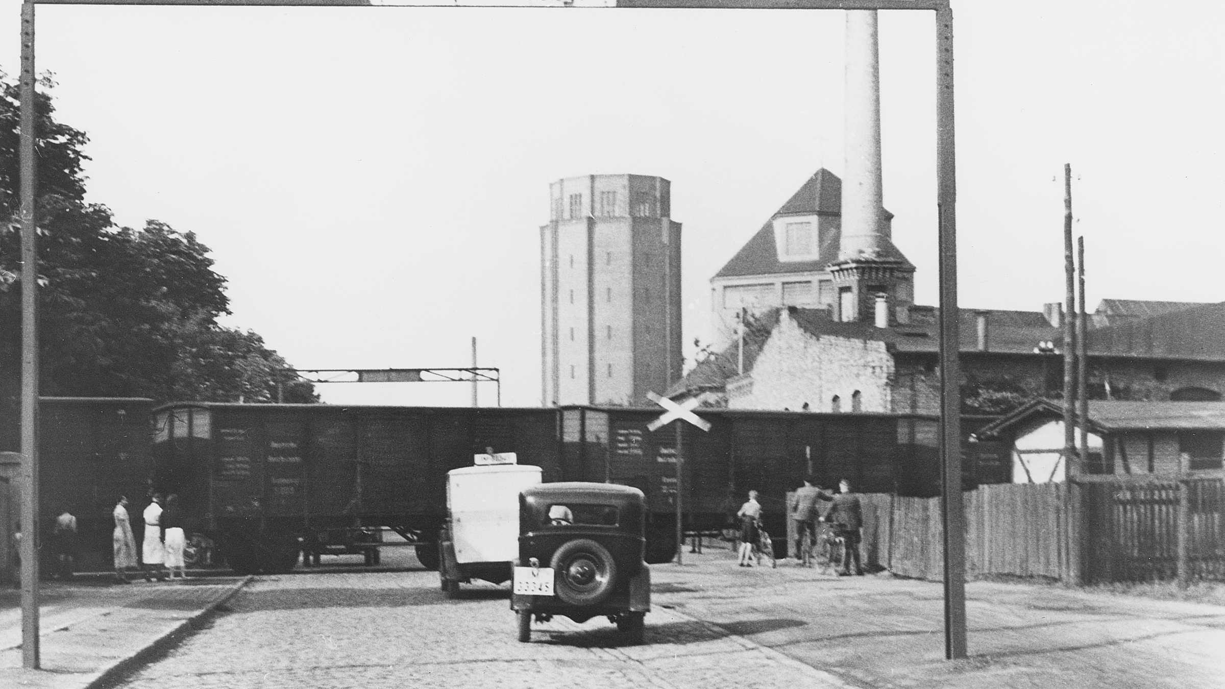 Foto: Freunde der HHE Ein Bild aus den 1930er Jahren mit der Hafenbahn vor dem Wasserturm Süd.