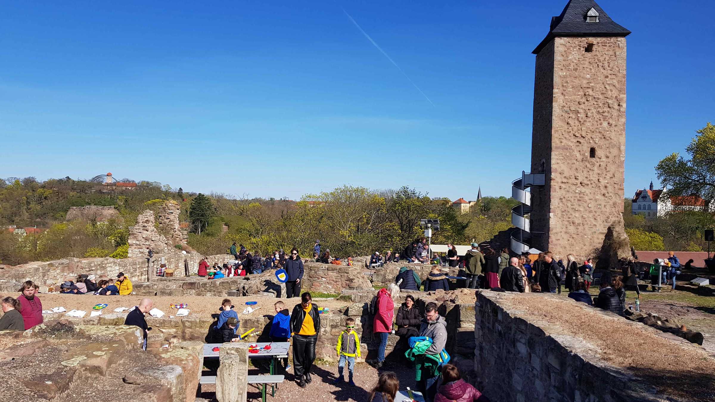 Saisonfinale Burg Giebichenstein Burgplateau mit Turm und Menschen bei blauem Himmel
