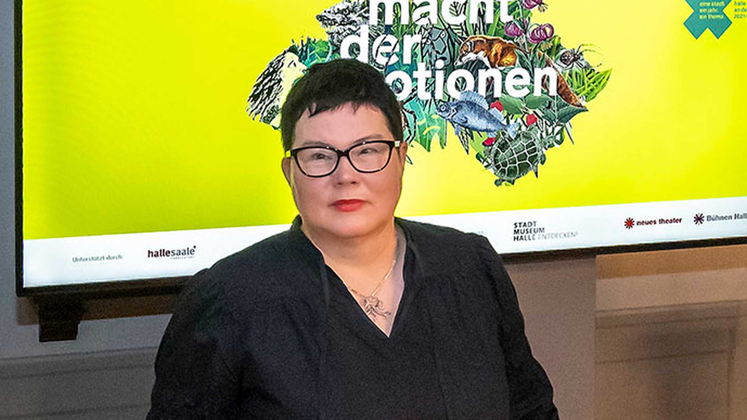 Jane Unger Jane Unger vor dem Motiv des Themenjahres "Macht der Emotionen"