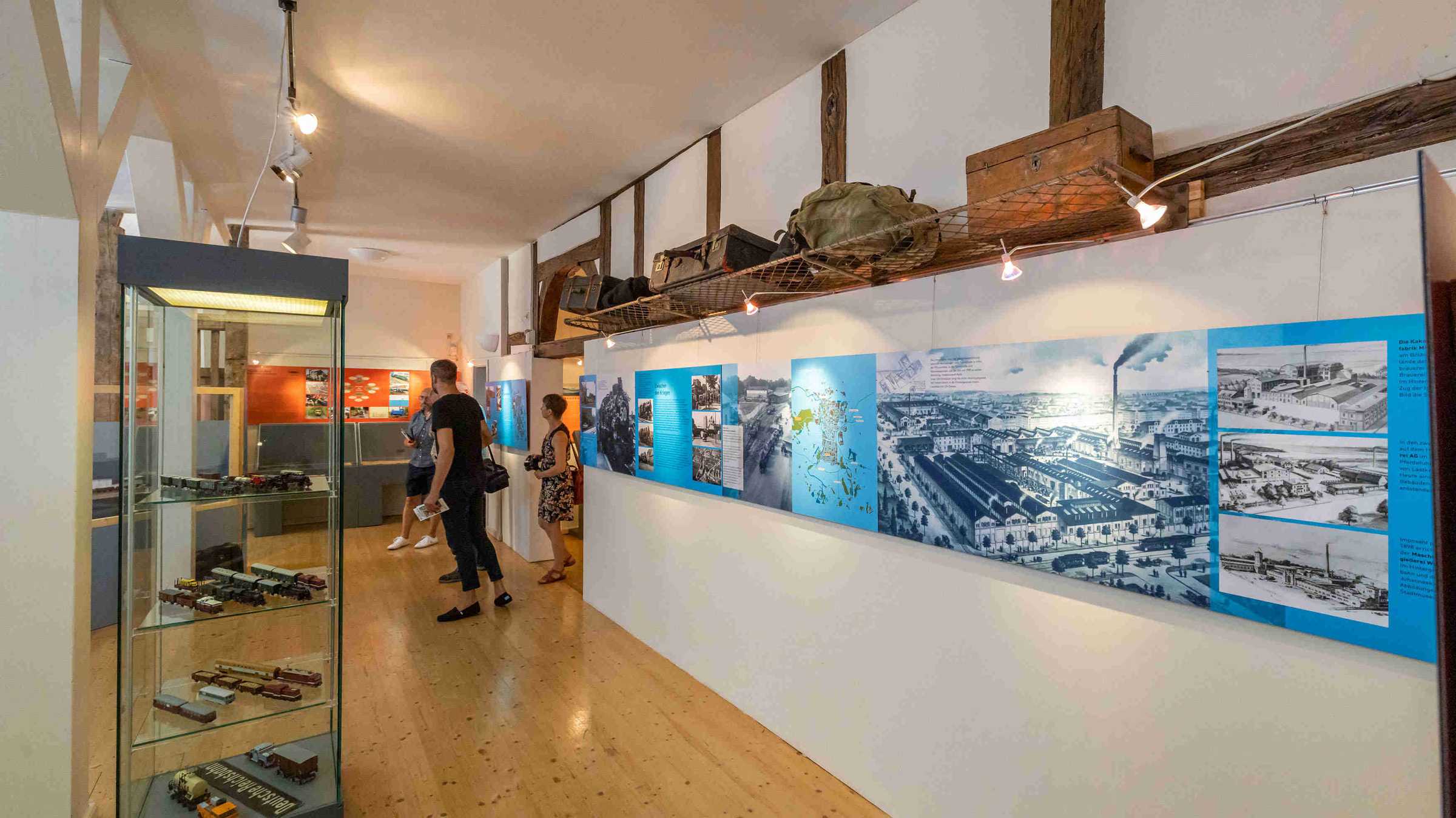 Ausstellung Ausstellungsraum mit Bildtafeln und Vitrine mit Bahnmodellen