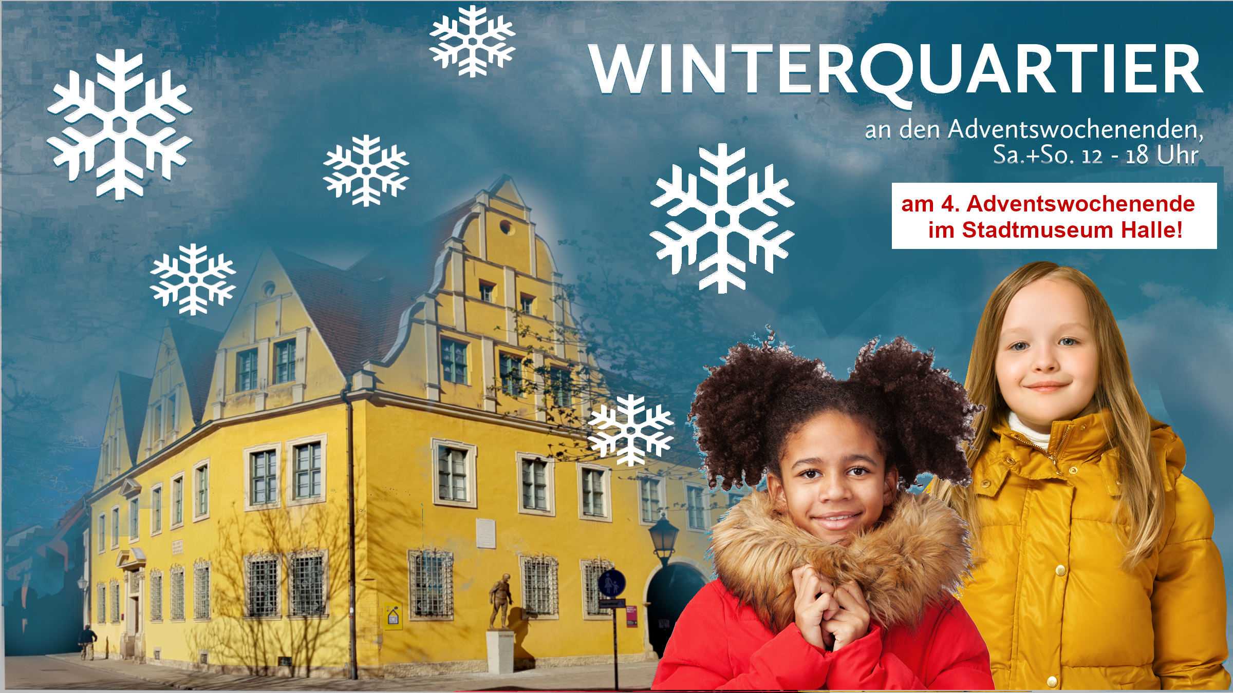 Zwei Mädchen in Winterjacken vor dem Stadtmuseum