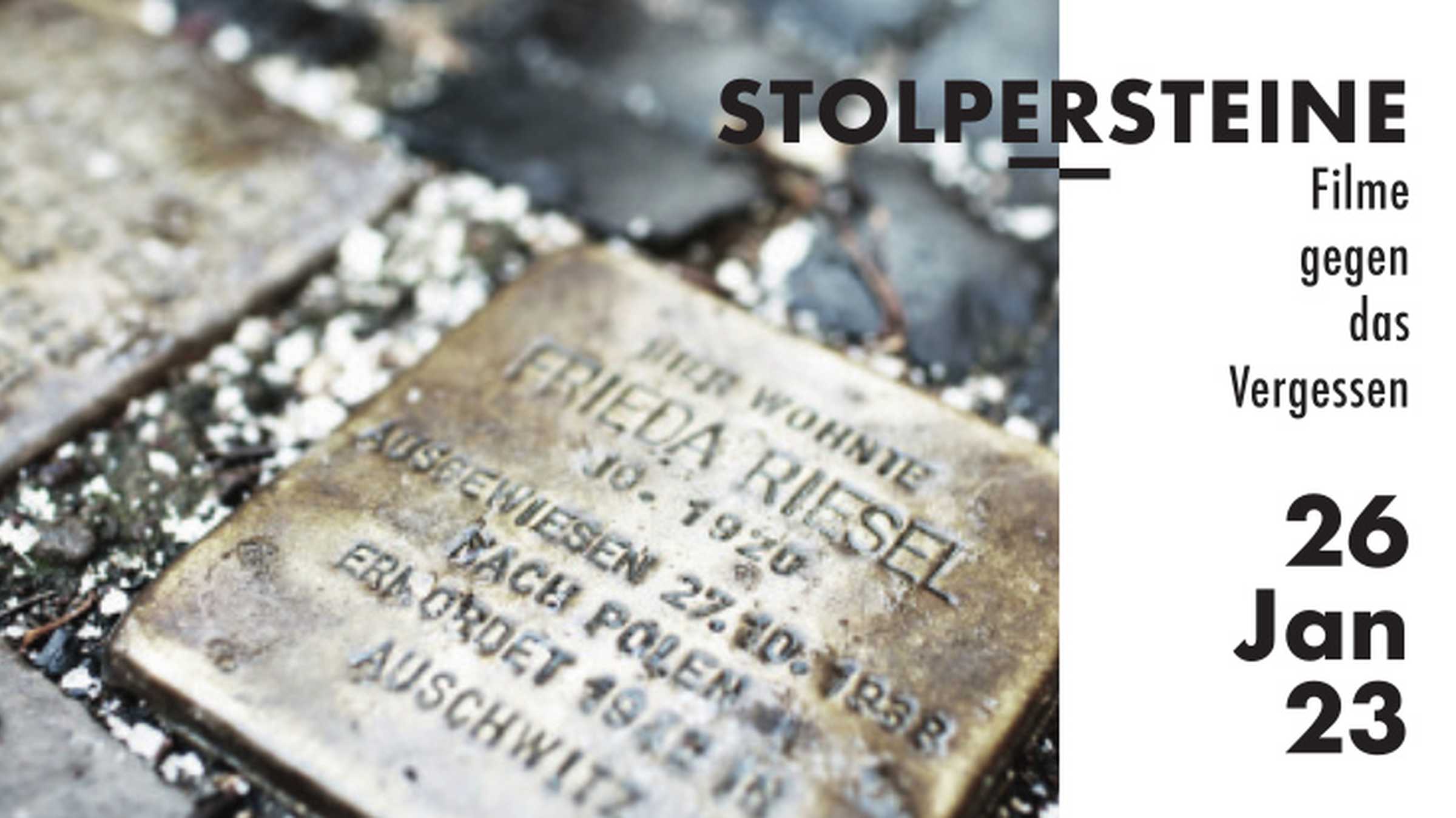 Stolpersteine Nahaufnahme von Stolpersteinen im Straßenpflaster und Veranstaltungshinweis