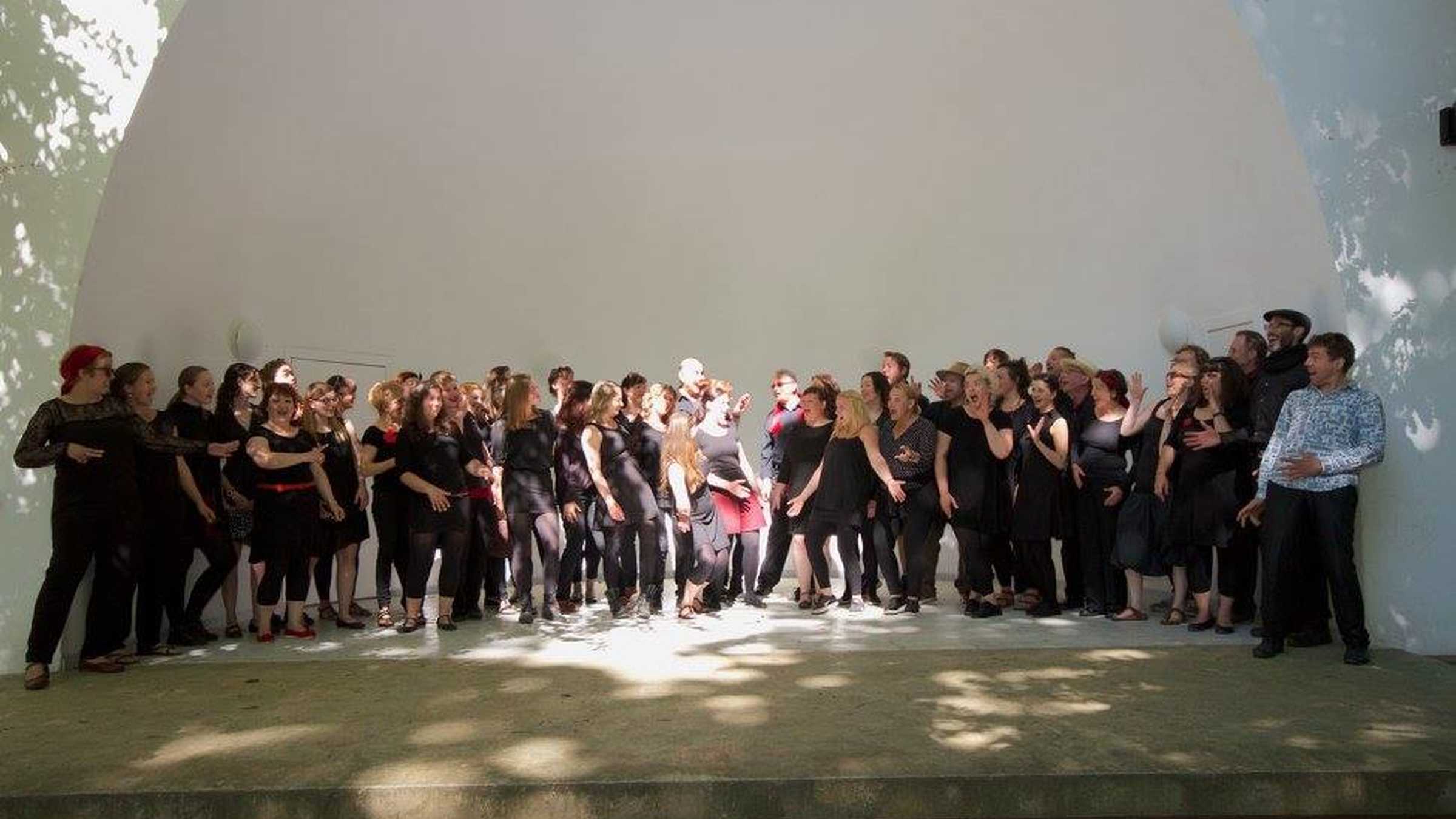 JOY´N´US Bild des Gospelchor JOY´N´US auf einer Bühne.