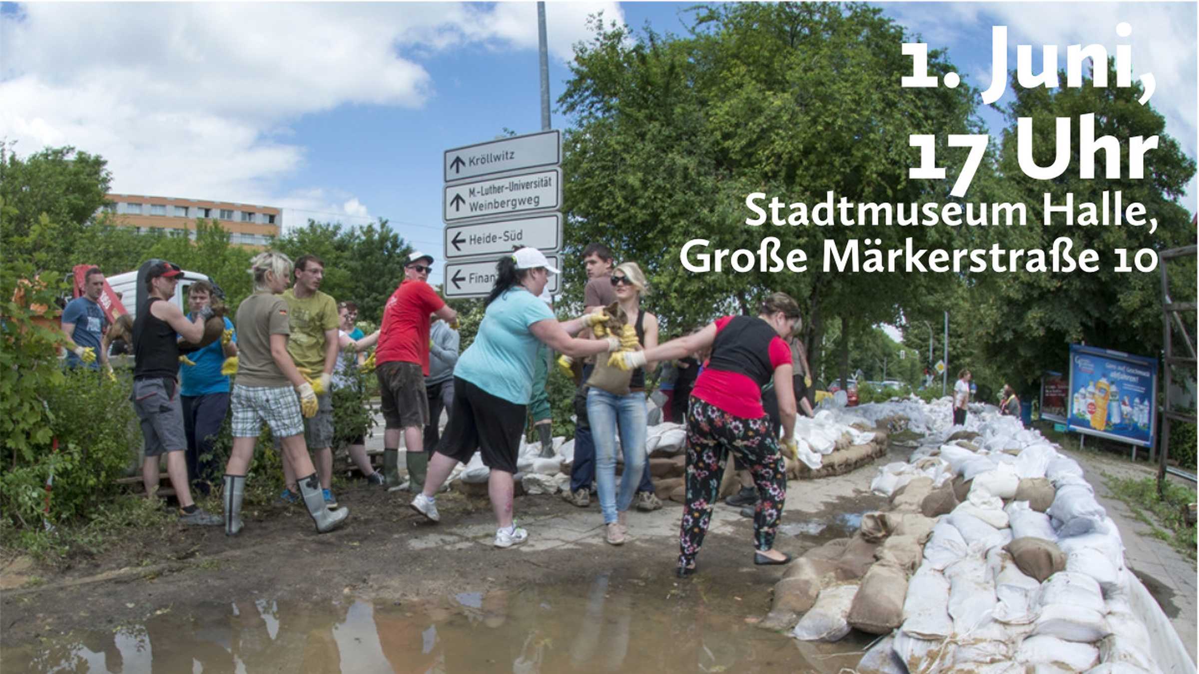 2013 bis 2023 - 10 Jahre Hochwasser Foto von einer Menschenkette beim Sandsackstapeln am Gimritzer Damm