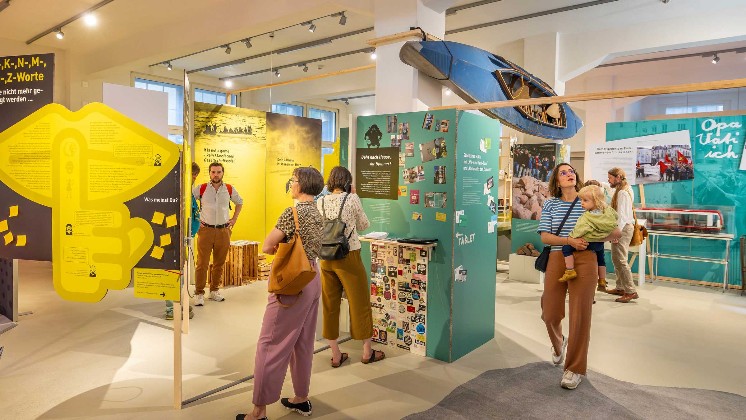 Ausstellungsbereich Protest Blick in die Ausstellungsbereich Protest mit vielen Menschen