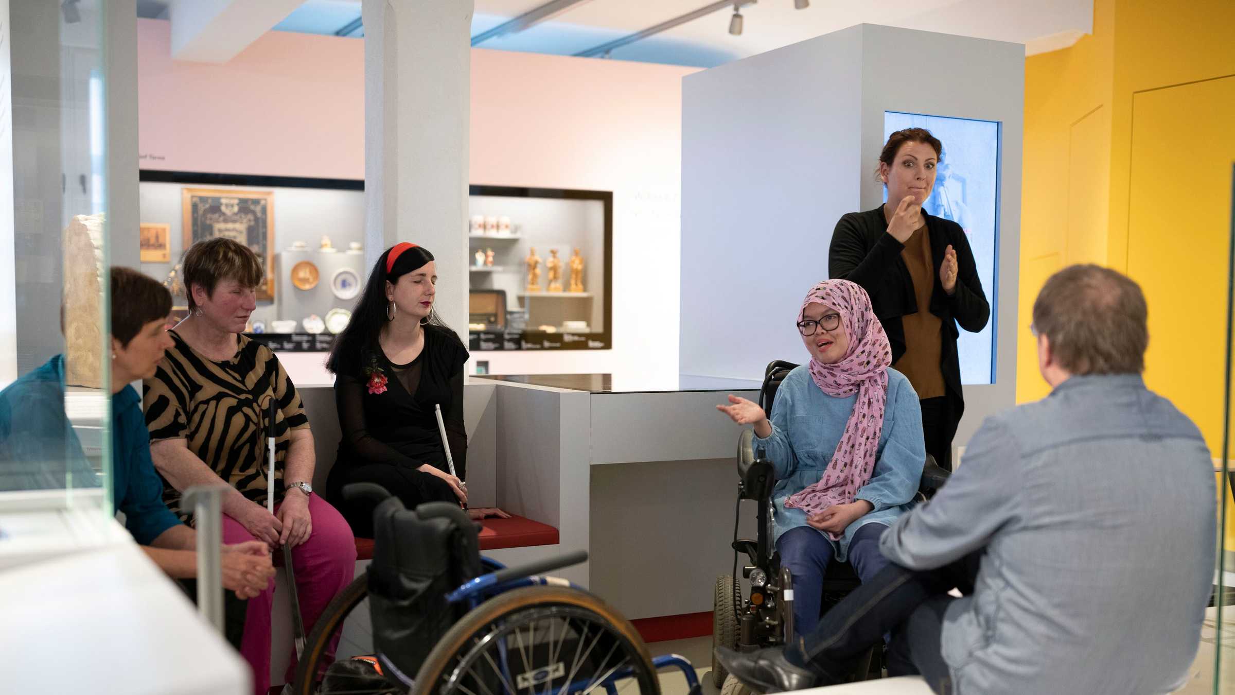 Gespräch im Stadtmuseum Menschen mit verschiedenen Beeinträchtigung reden miteinander im Stadtmuseum