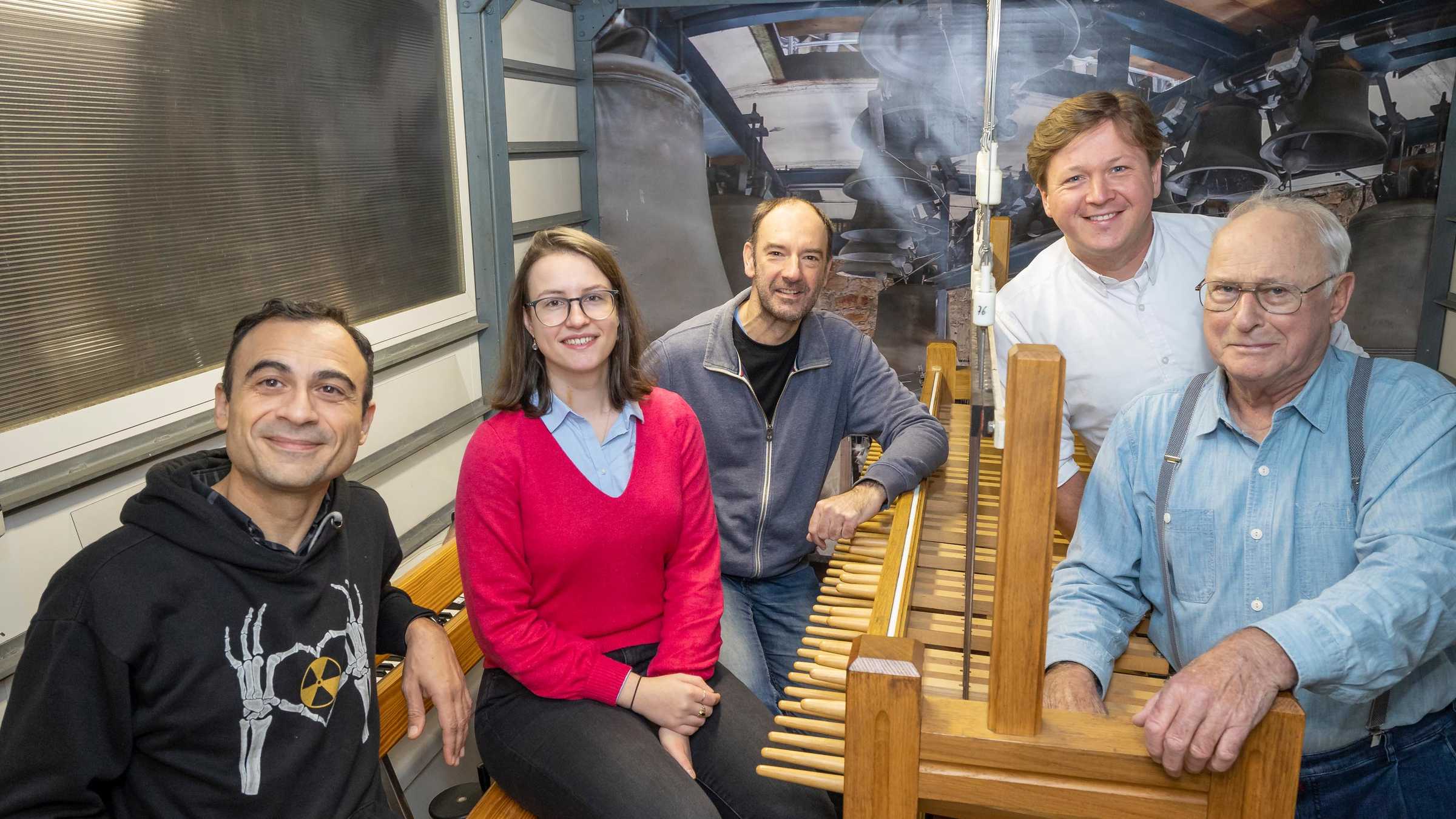 In der Spielkammer im Roten Turm stehen und sitzen 4 Carilloneure und eine Carilloneurin um den Spieltisch herum