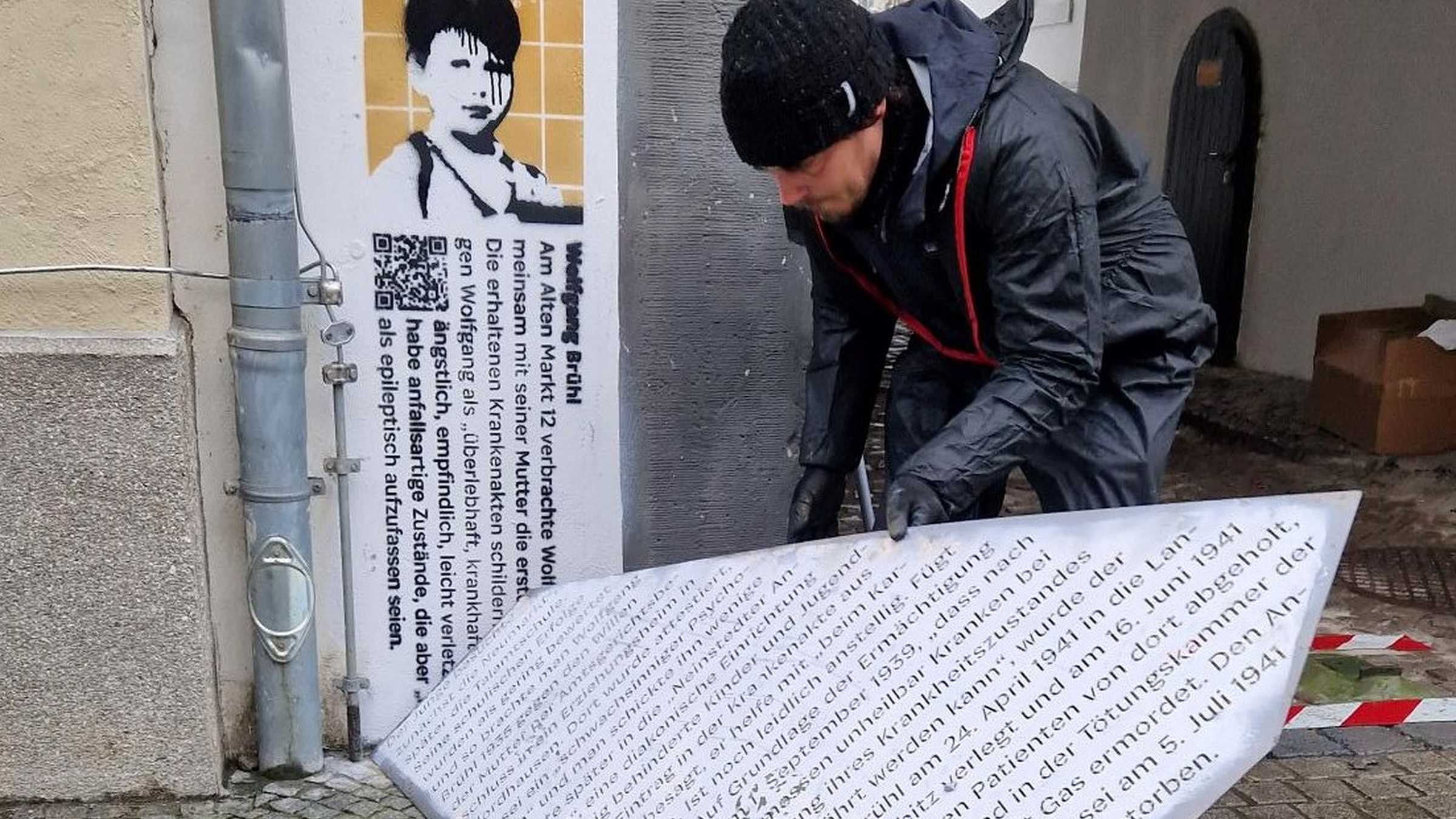 Reichert mit Schablone Künstler Victor Reichert entfernt die Schablone