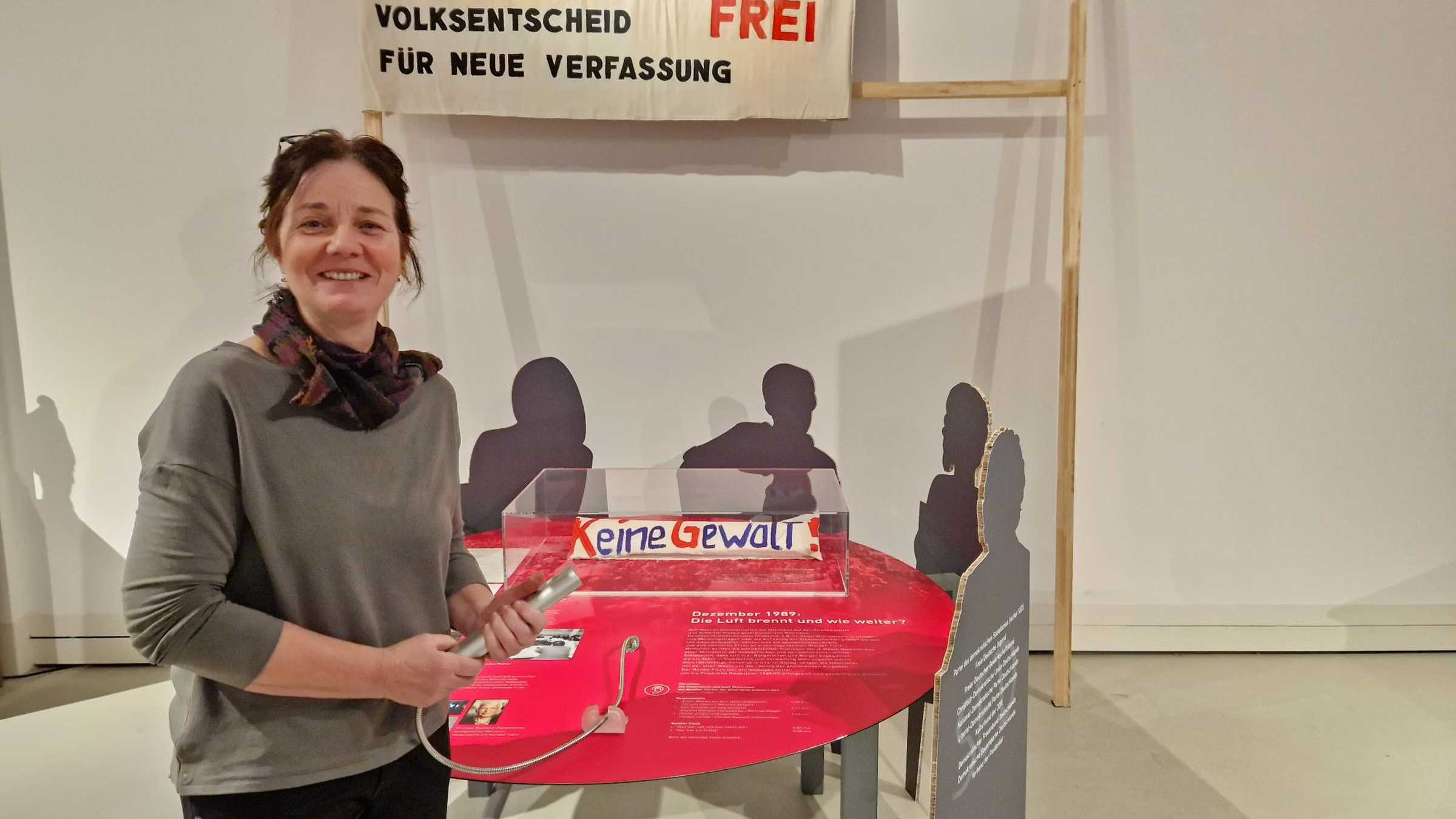 Kuratorin Ute Fahrig Ute Fahrig steht vor dem Ausstellungsobjekt "Runder Tisch"