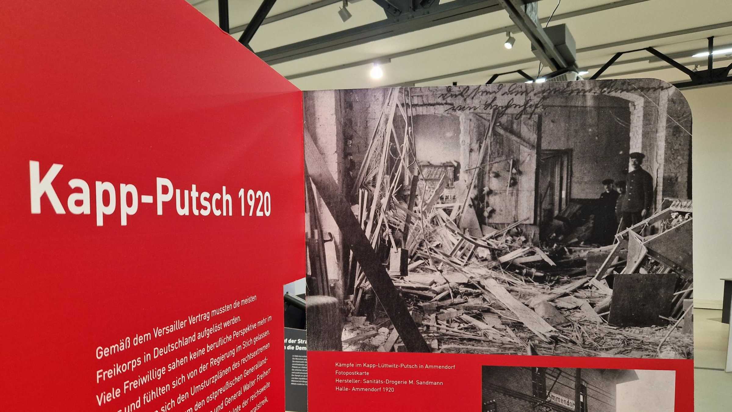 Kapp-Putsch Ausstellungswand mit der Überschrift Kapp-Putsch und einem Foto eines verwüsteten Hauses in Ammendorf