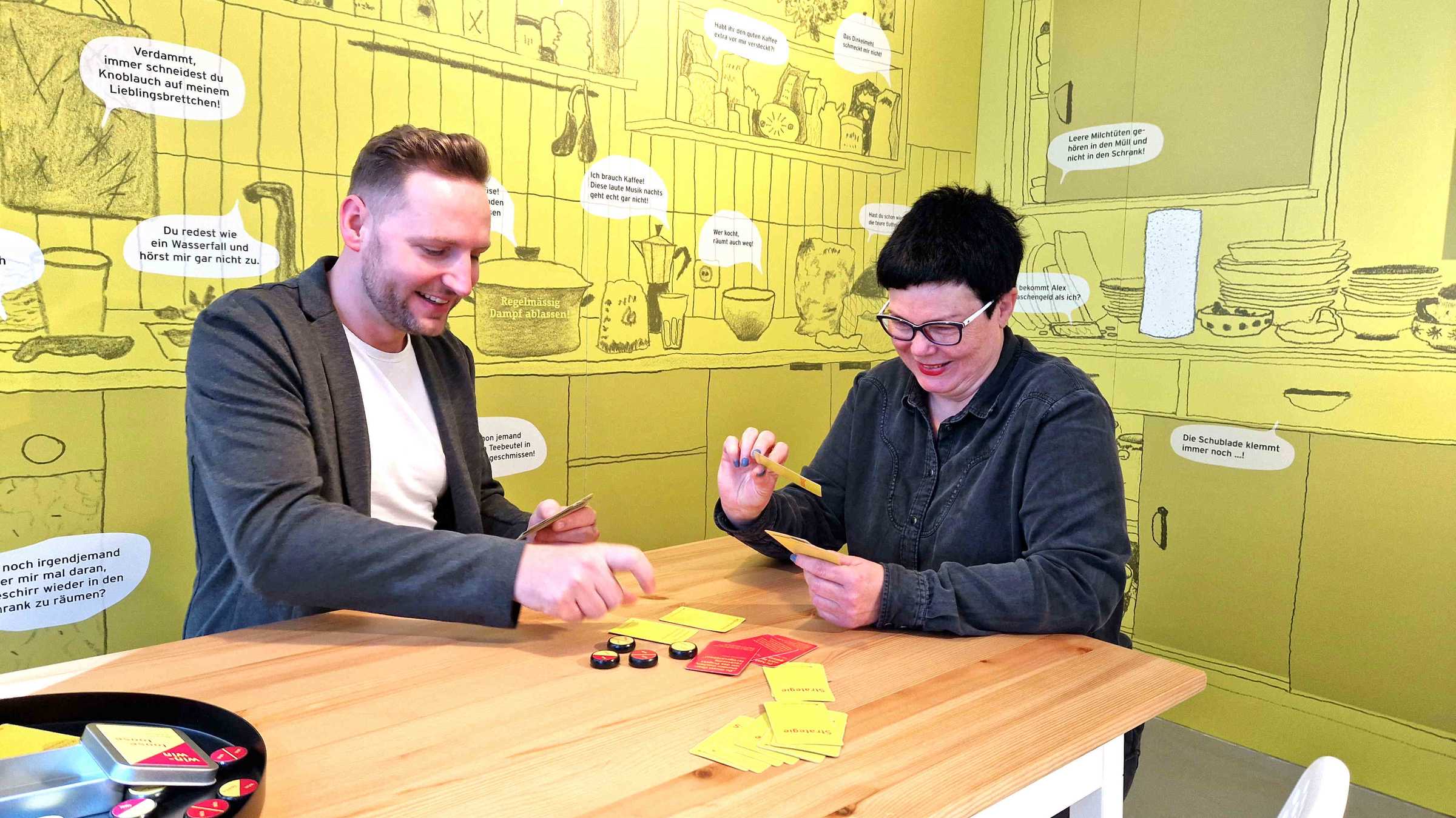 Martin Schmidt und Jane Unger beim Streitspiel am Küchentisch in der Sonderausstellung Streit, Zoff und Beef