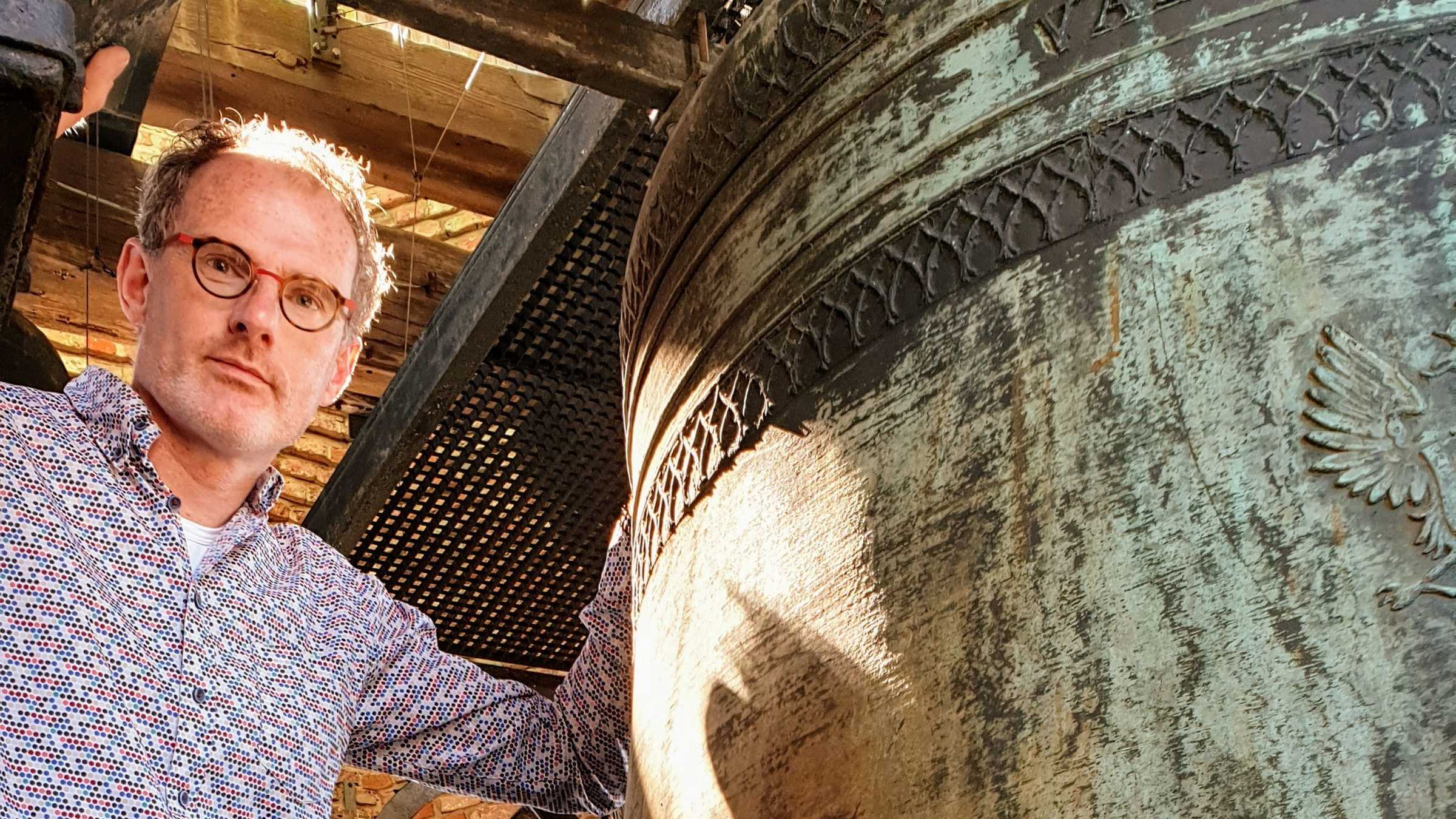 Janno den Engelsman Janno den Engelsman neben einer großen Glocke