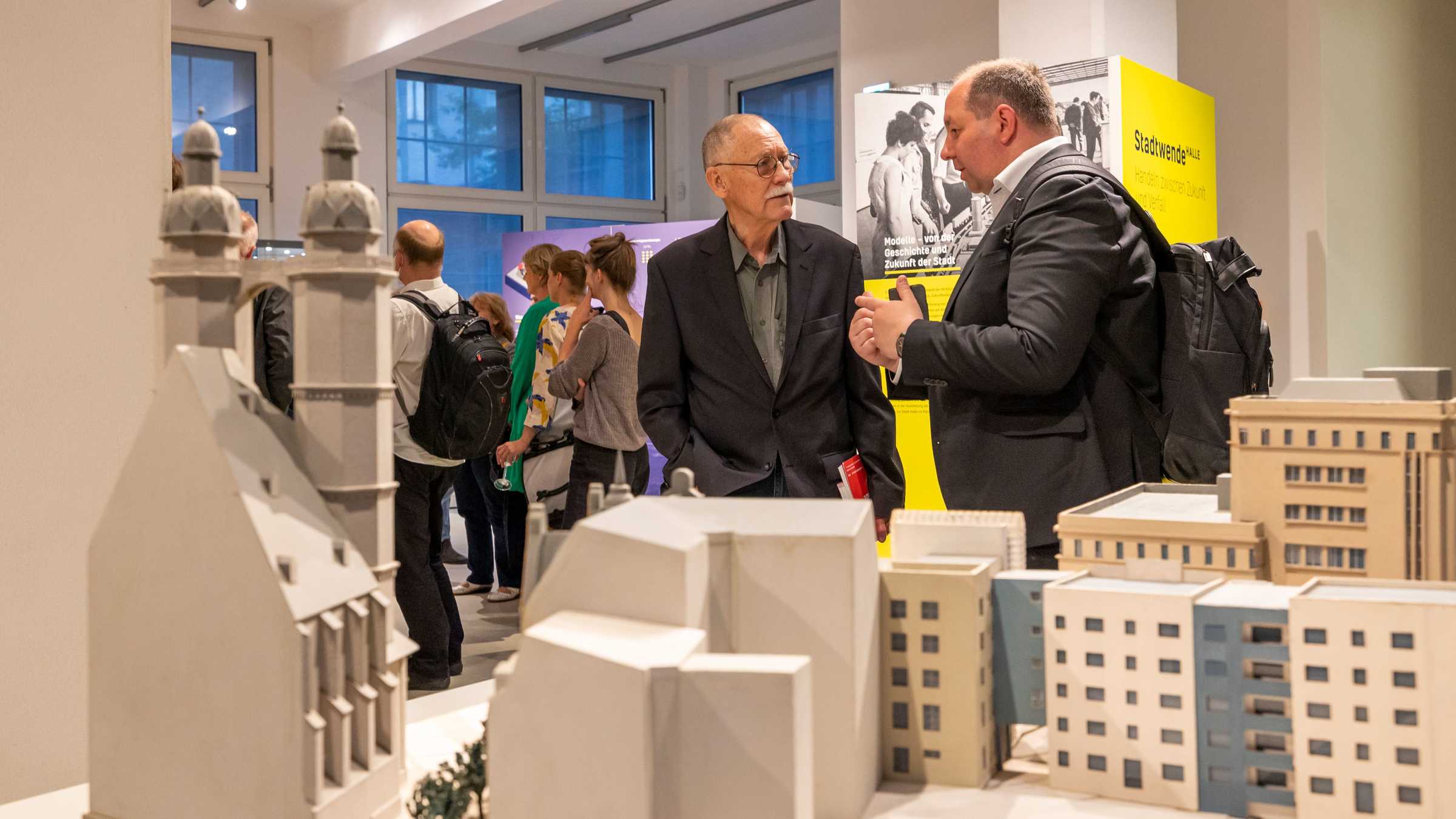 Dr. Brandstätter (links) und der Beigeordnete René Rebenstorf in der Ausstellung Stadtwende Halle Dr. Brandstätter und der Beigeordnete René Rebenstorf im Gespräch an einem Stadtmodell