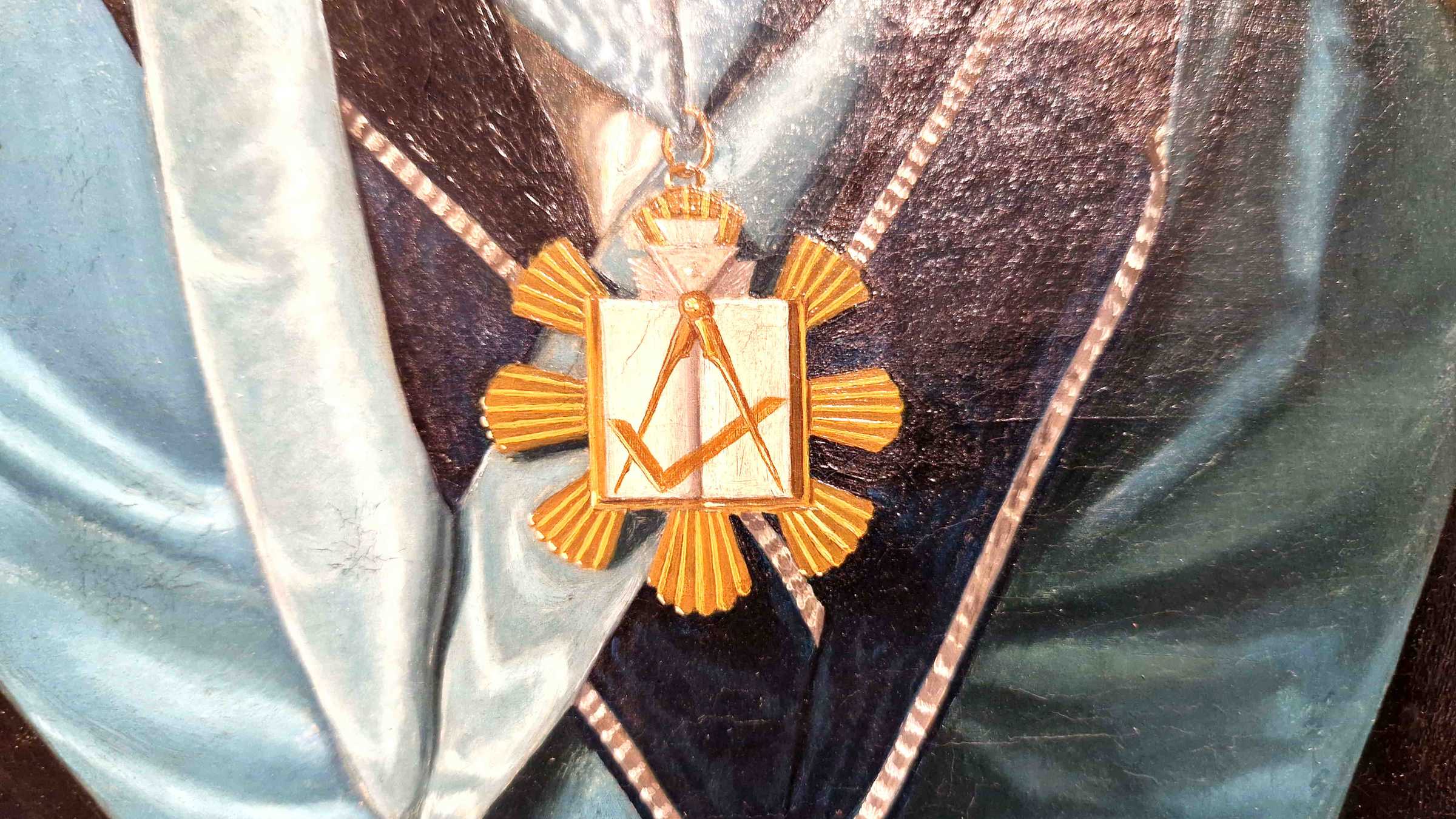Ausschnitt eines Gemäldes von Gustav Adolph Taeger Ausschnitt eines Gemäldes, das einen Kettenanhänger mit den Freimaurersymbolen Zirkel und Winkel zeigt