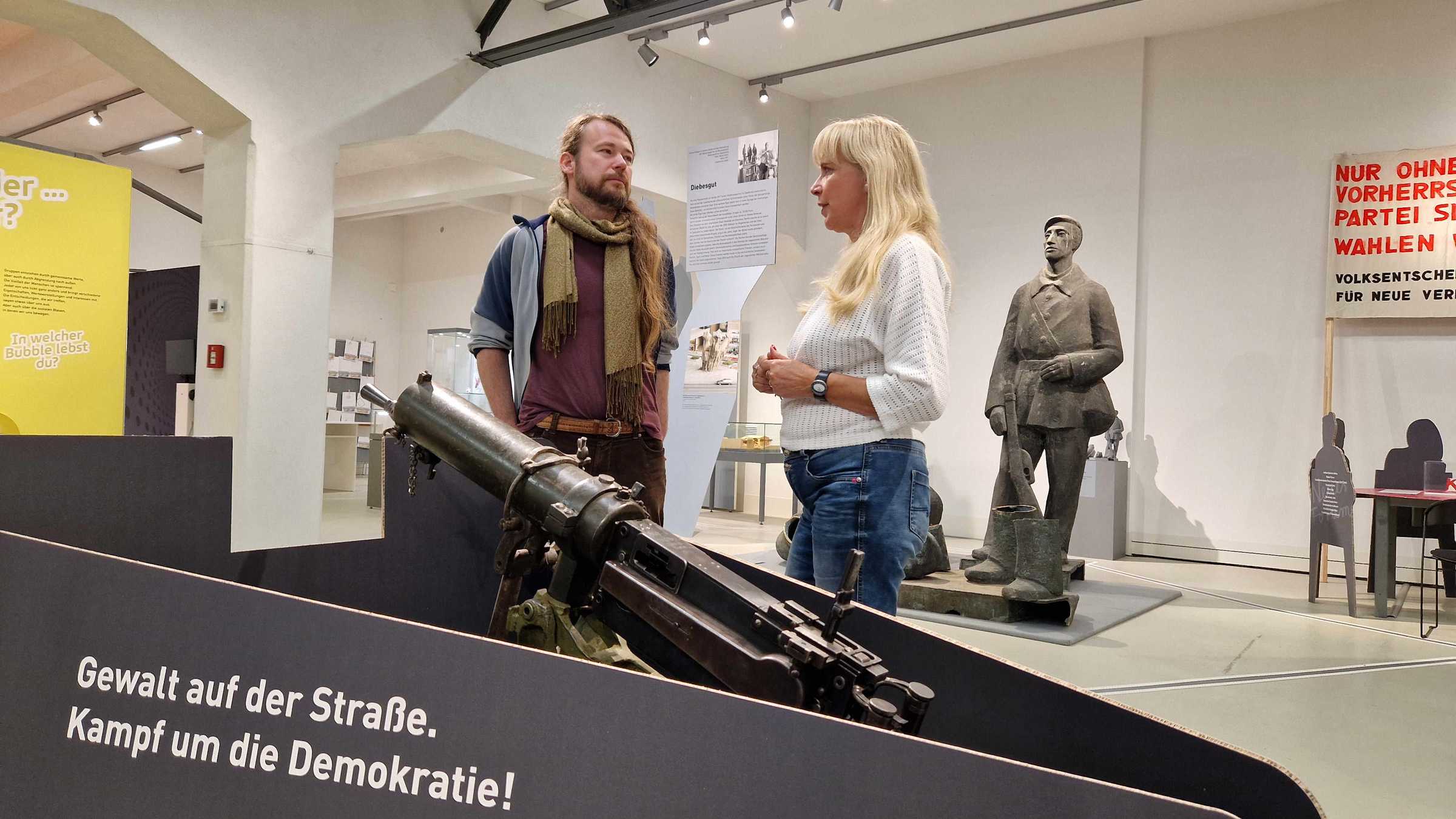 Tobias Kühnel-Koschmieder und Cornelia Zimmermann Tobias Kühnel-Koschmieder und Cornelia Zimmermann im Gespräch am Maschinengewehr der Ausstellung "Streit, Zoff und Beef"