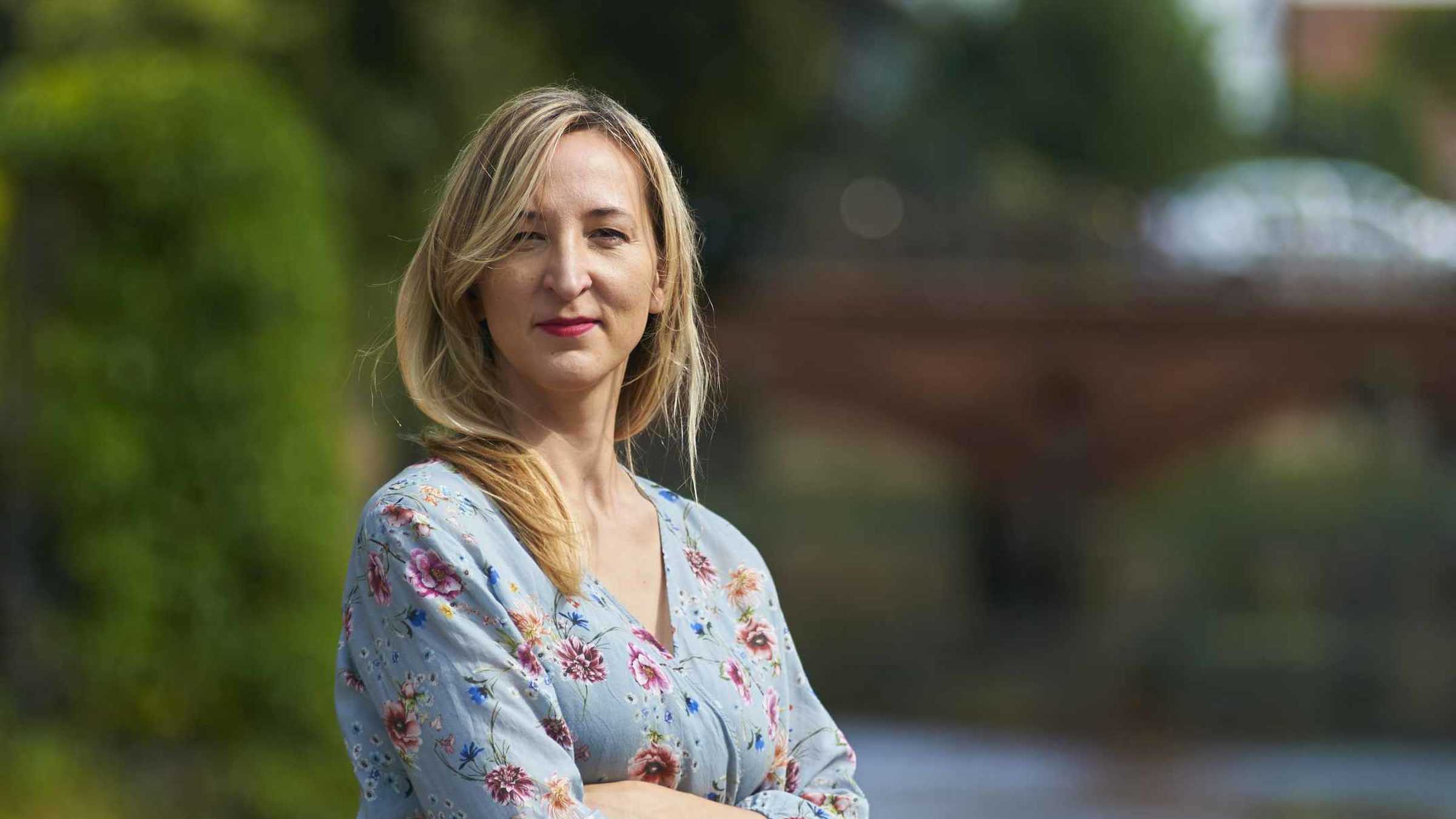 Anna Kasprzycka, Foto von Michael Witkowski Anna Kasprzycka , eine junge blonde Frau mit langen Haaren steht mit verschränkten Armen leicht lächelnd vor der Kamera