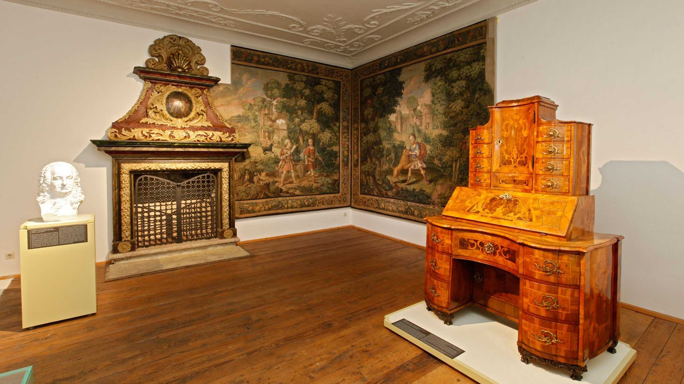 Empfangszimmer mit Kamin, Wandteppichen, einer Büste von Christian Wolff und einem Sekretär aus dem 18. Jahrhundert