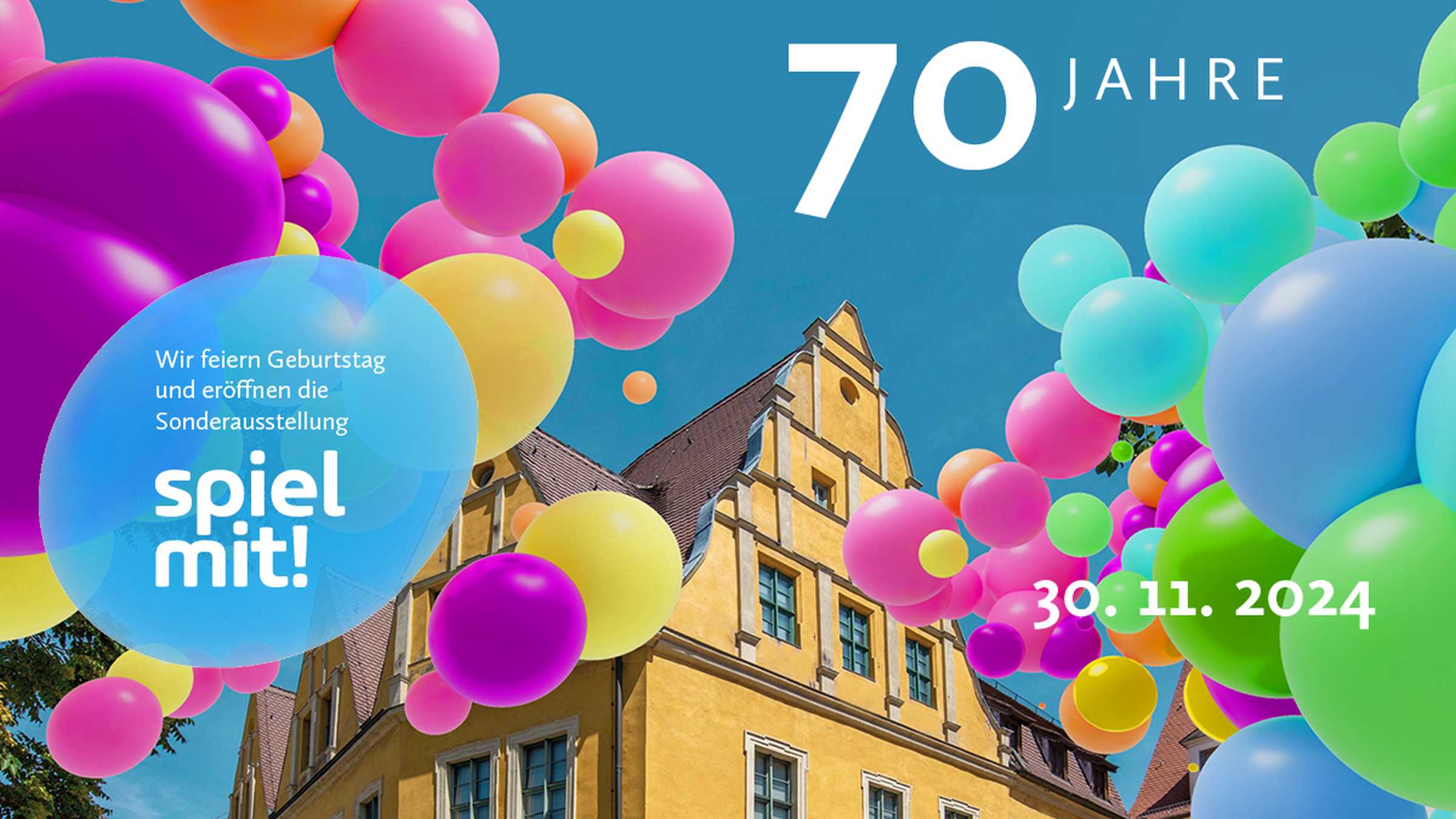 70 Jahre Stadtmuseum Giebel des Stadtmuseums halle vor blauem Himmel, im Vordergrund Luftballons