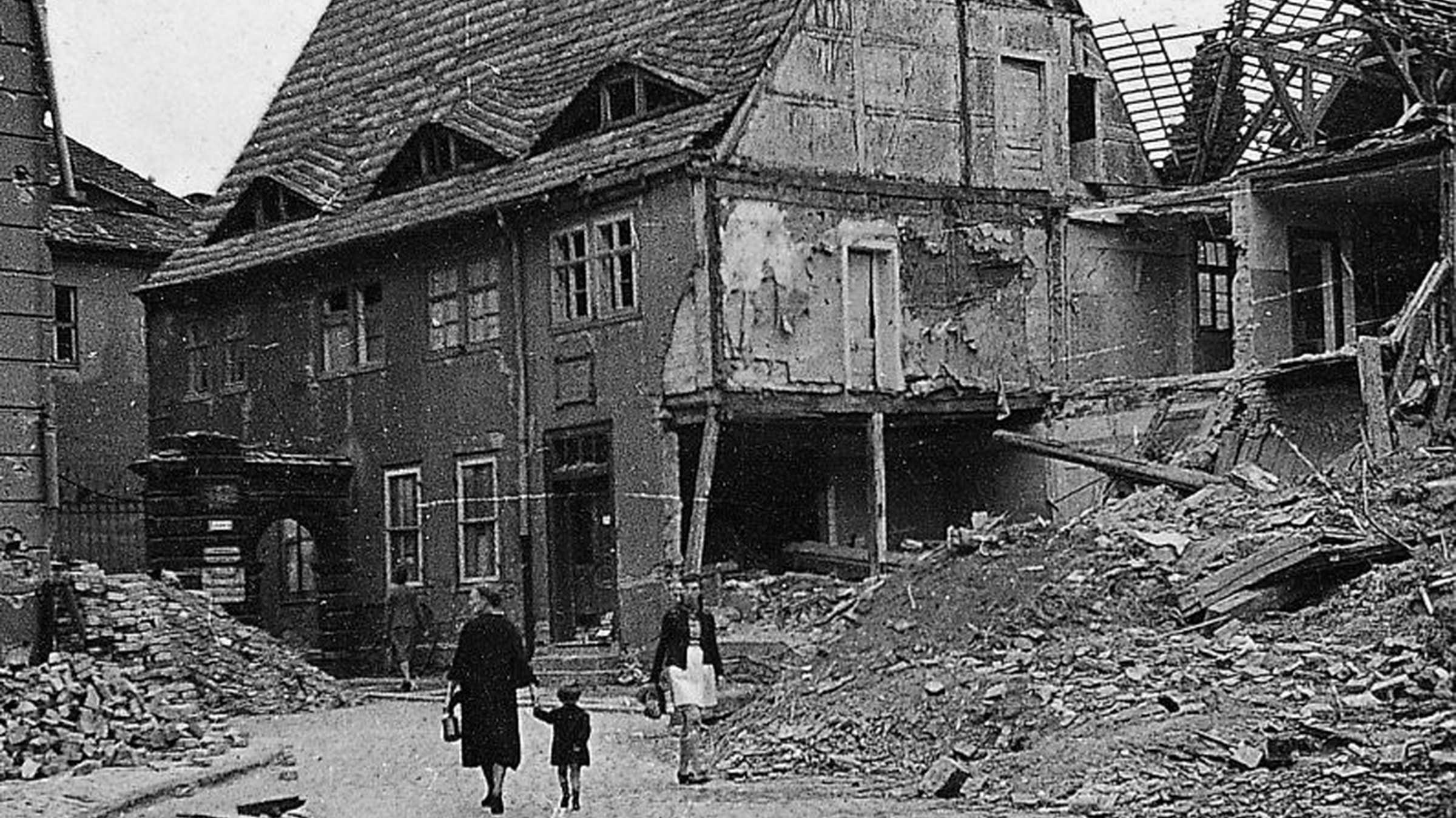 zerstörtes Francke Wohnhaus Personen stehen vor dem zerstörten Francke Wohnhaus