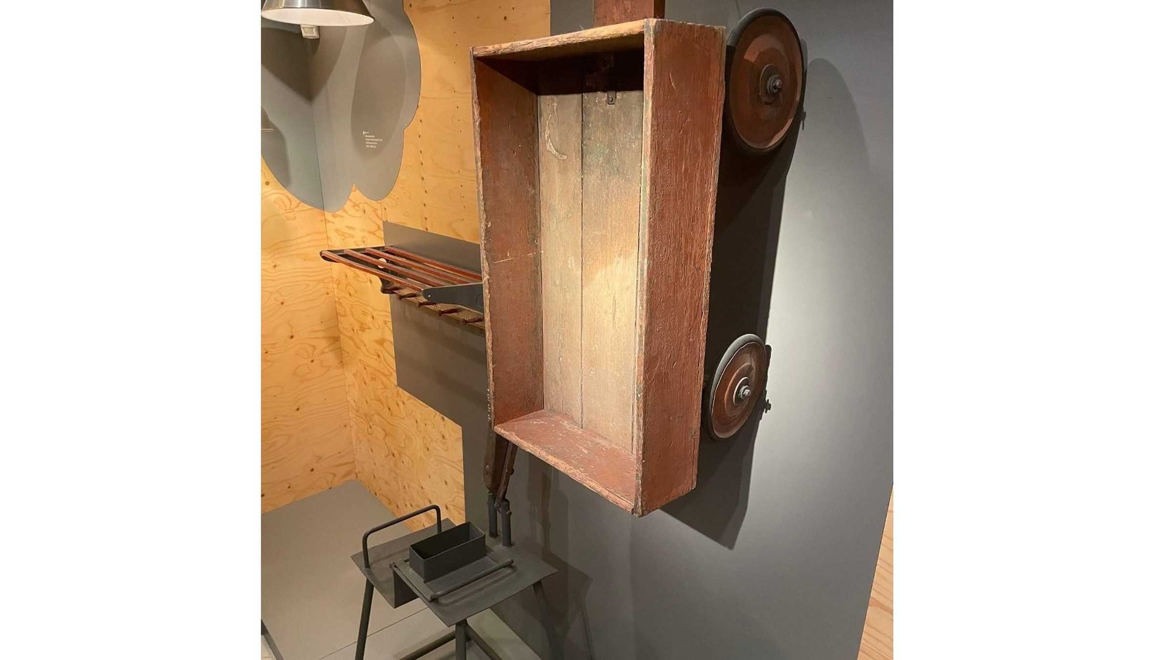Hängender brauner Holzwagen an der Wand