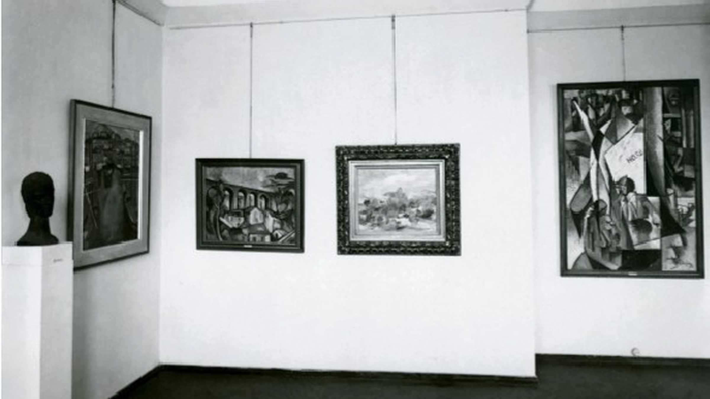 verschiedene Bilder in einer Ausstellung hängende Bilder an einer Wand